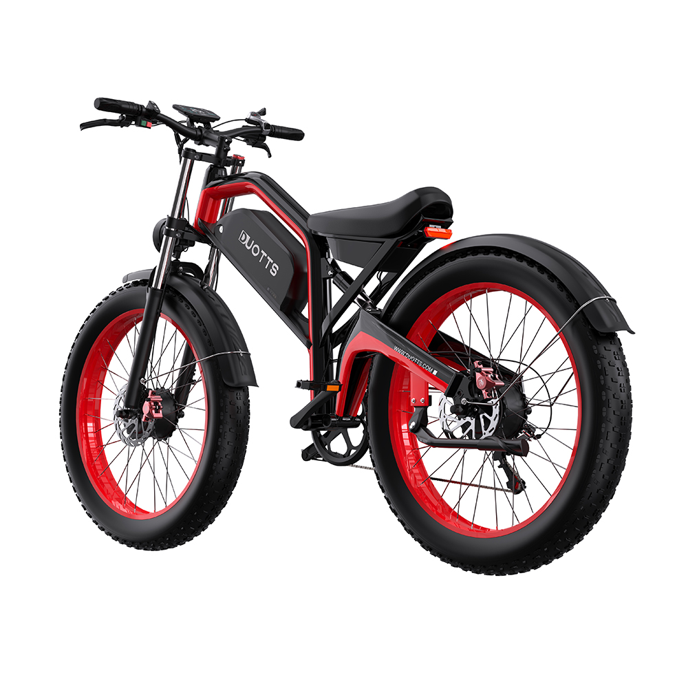 Bicicleta eléctrica negra y roja. Llantas anchas, cuadro negro, llantas rojas, logo DUOTTS en la batería. Aislada sobre fondo blanco.