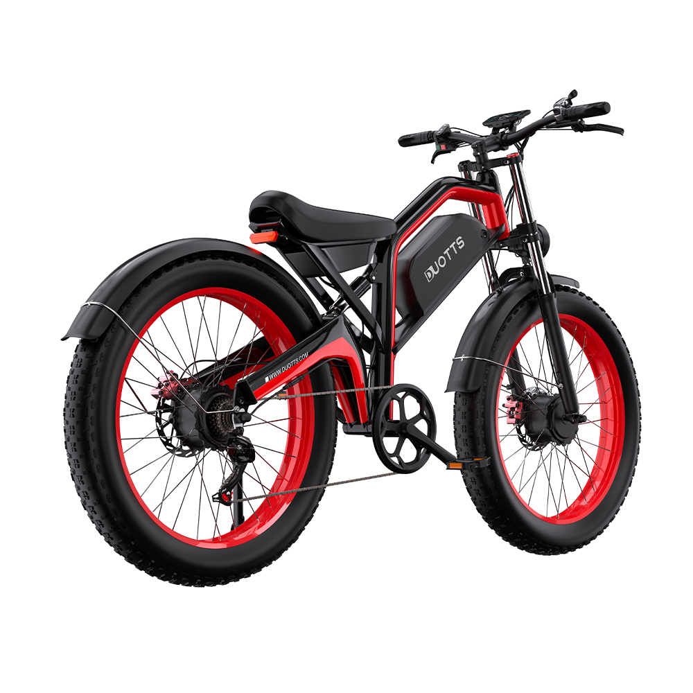 Bicicleta eléctrica negra y roja sobre fondo blanco. Llantas anchas, logo DUOTTS y asiento negro.