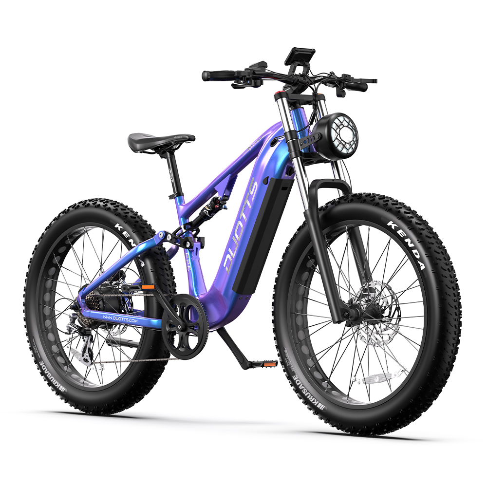 Una bicicleta eléctrica colorida con neumáticos anchos está aislada sobre blanco. Tiene un faro, asiento negro y un logotipo de DUOTTS.