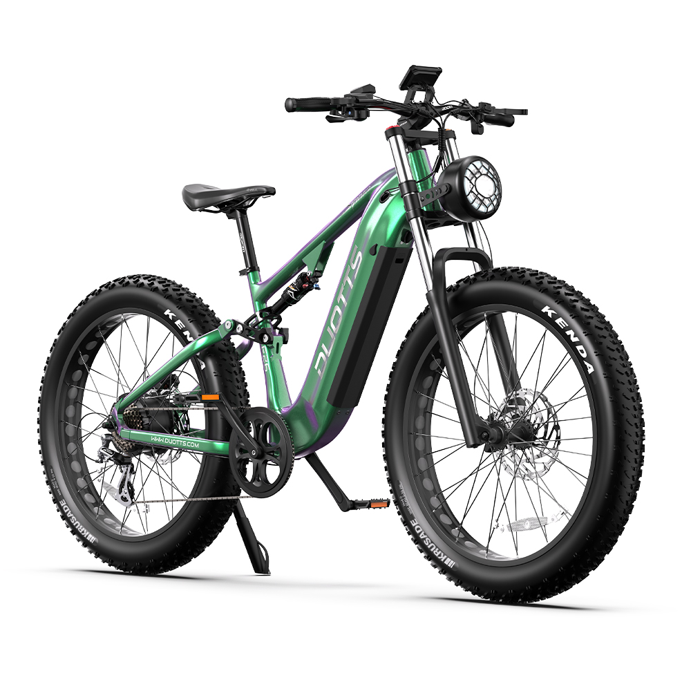 Bicicleta eléctrica de montaña verde con neumáticos negros y faro. La palabra "DUOTTS" está en el marco. Neumáticos Kenda.