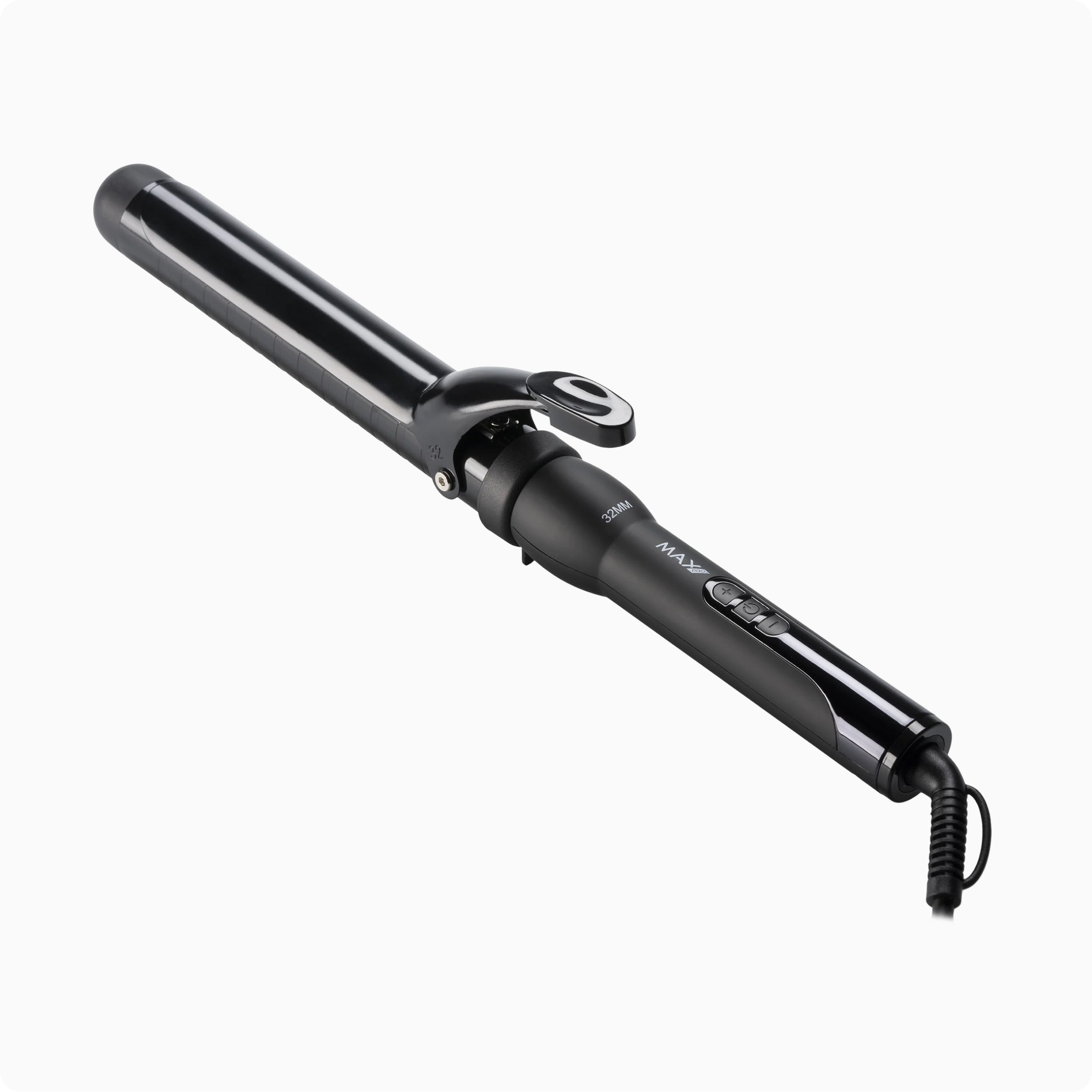 Un fer à friser noir sur fond blanc. Il a une poignée noire et un canon à friser. Le cordon est visible.