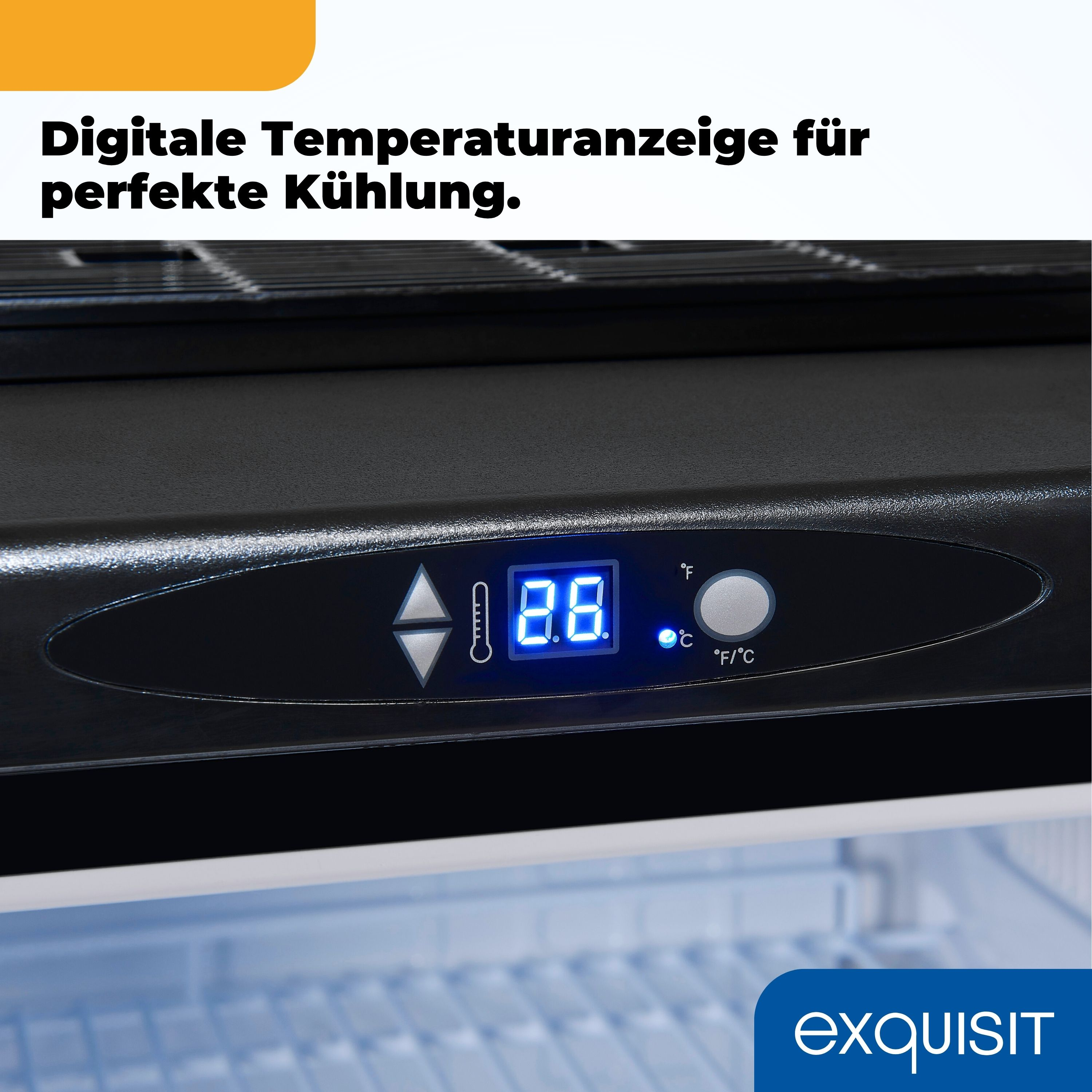 Nahaufnahme eines Kühlschranks mit blauem digitalem Temperaturdisplay bei 2,8 Grad.