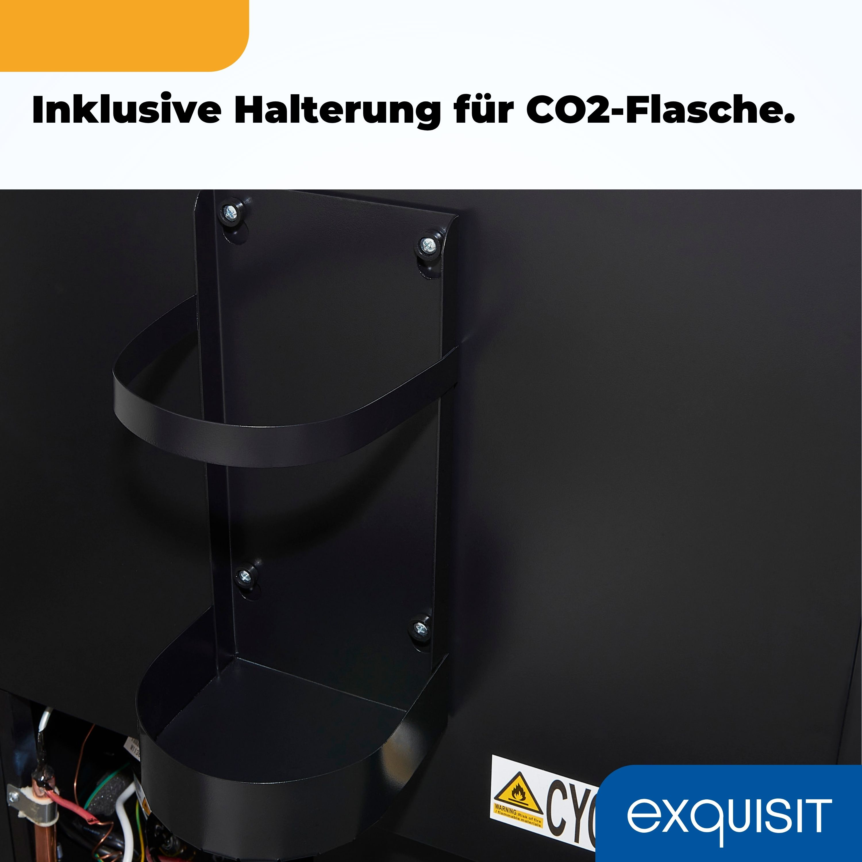 Schwarzer Metall-CO2-Zylinderhalter. Enthält Warnhinweis und Exquisit-Logo. Schwarzer Hintergrund und Text: "Inklusive Halterung für CO2-Flasche."