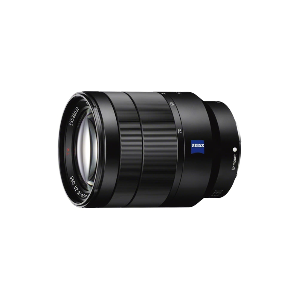 Una lente de cámara negra Zeiss. Tiene un anillo plateado en la parte delantera y está etiquetada con texto blanco.