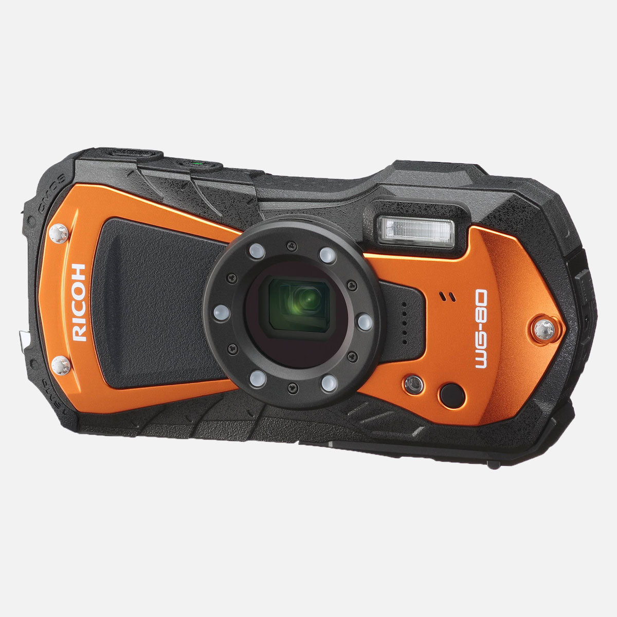 Eine orange-schwarze Ricoh WG-80 Kamera ist zentriert. Sie hat ein Objektiv, einen Blitz und Knöpfe. Der Hintergrund ist weiß.