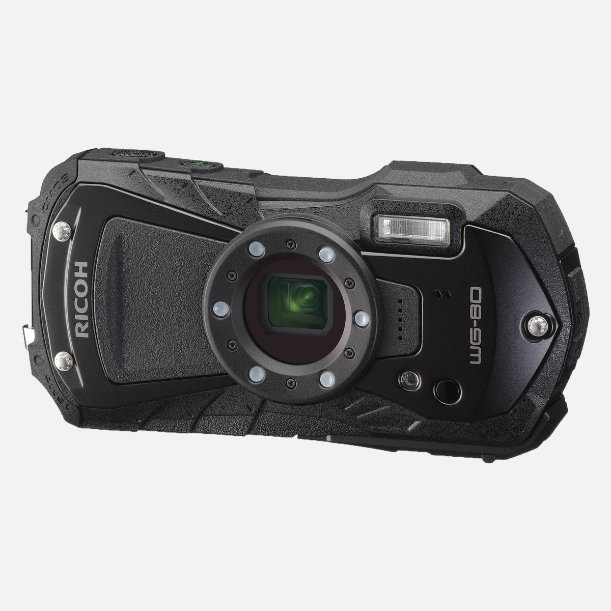 Zwarte Ricoh WG-80 camera. Hij heeft een lens, flitser en knoppen. De camera staat op een witte achtergrond.