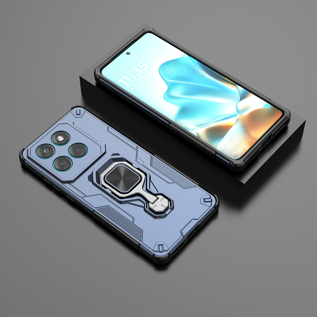 Twee telefoons met hoesjes: blauwe hoes met ring en telefoon die de tijd op het scherm toont.