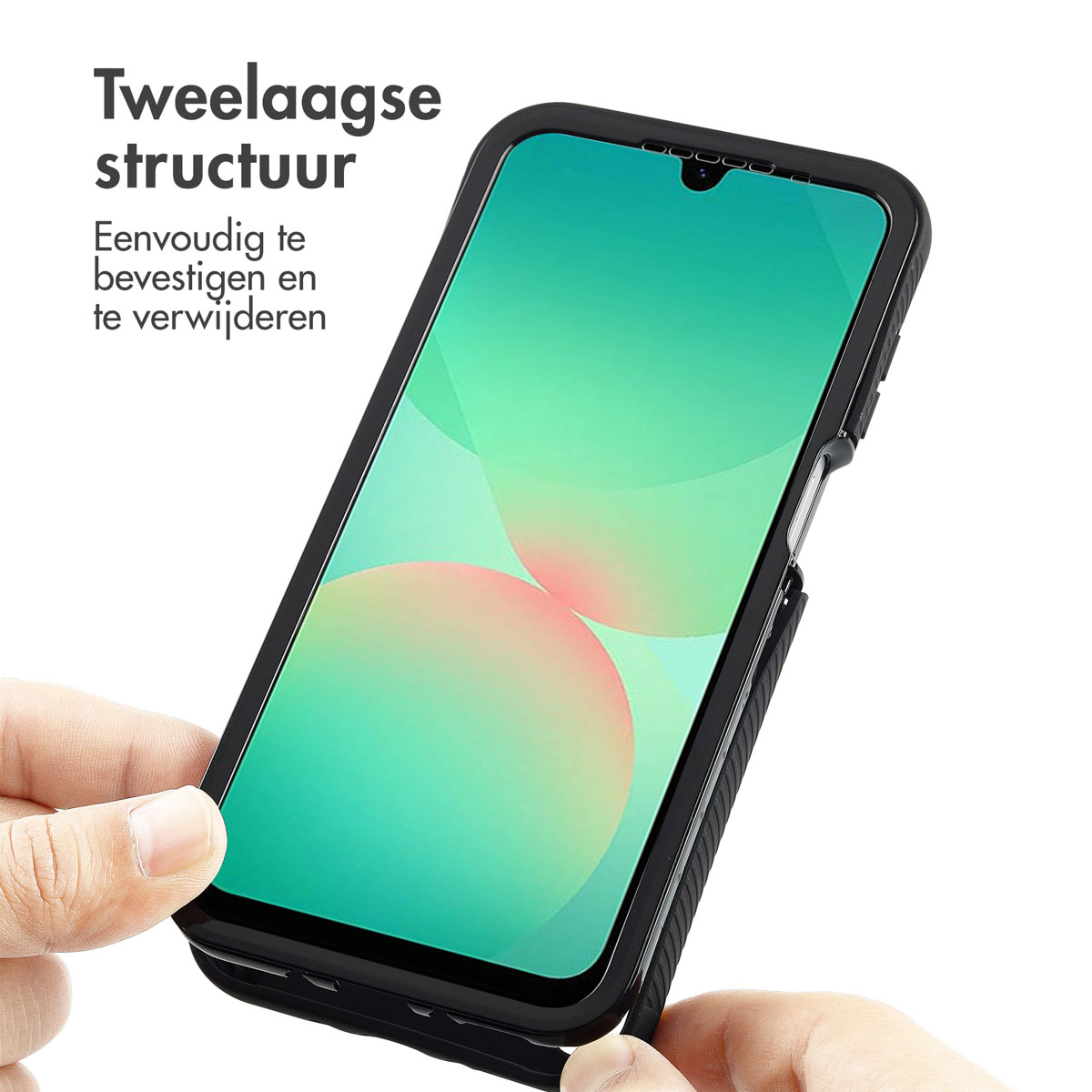 Mano che tiene un telefono con una custodia. La custodia è nera e mostra lo schermo del telefono. Sfondo grigio.