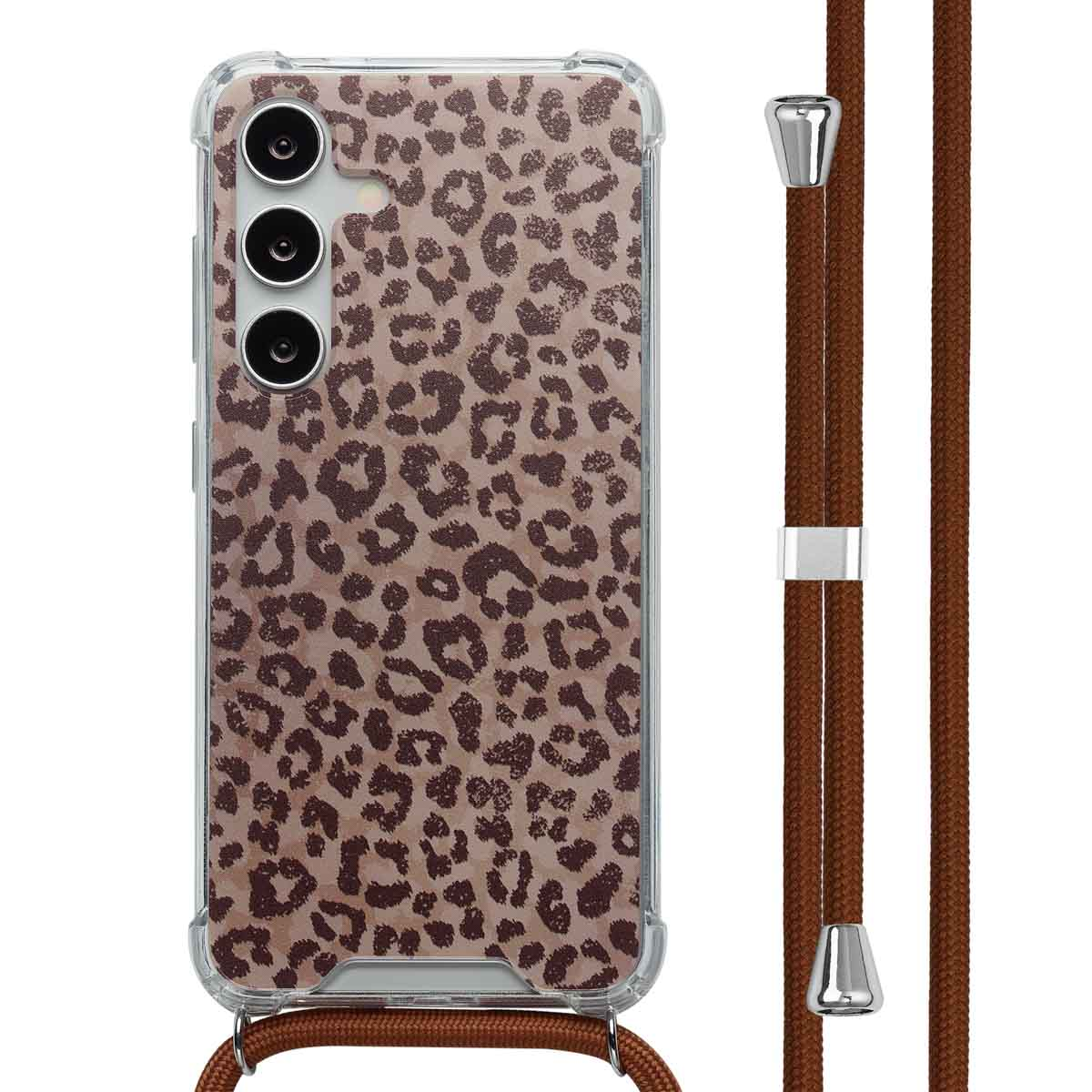 Coque de téléphone à imprimé léopard et sangle marron. Coque transparente avec trois objectifs.
