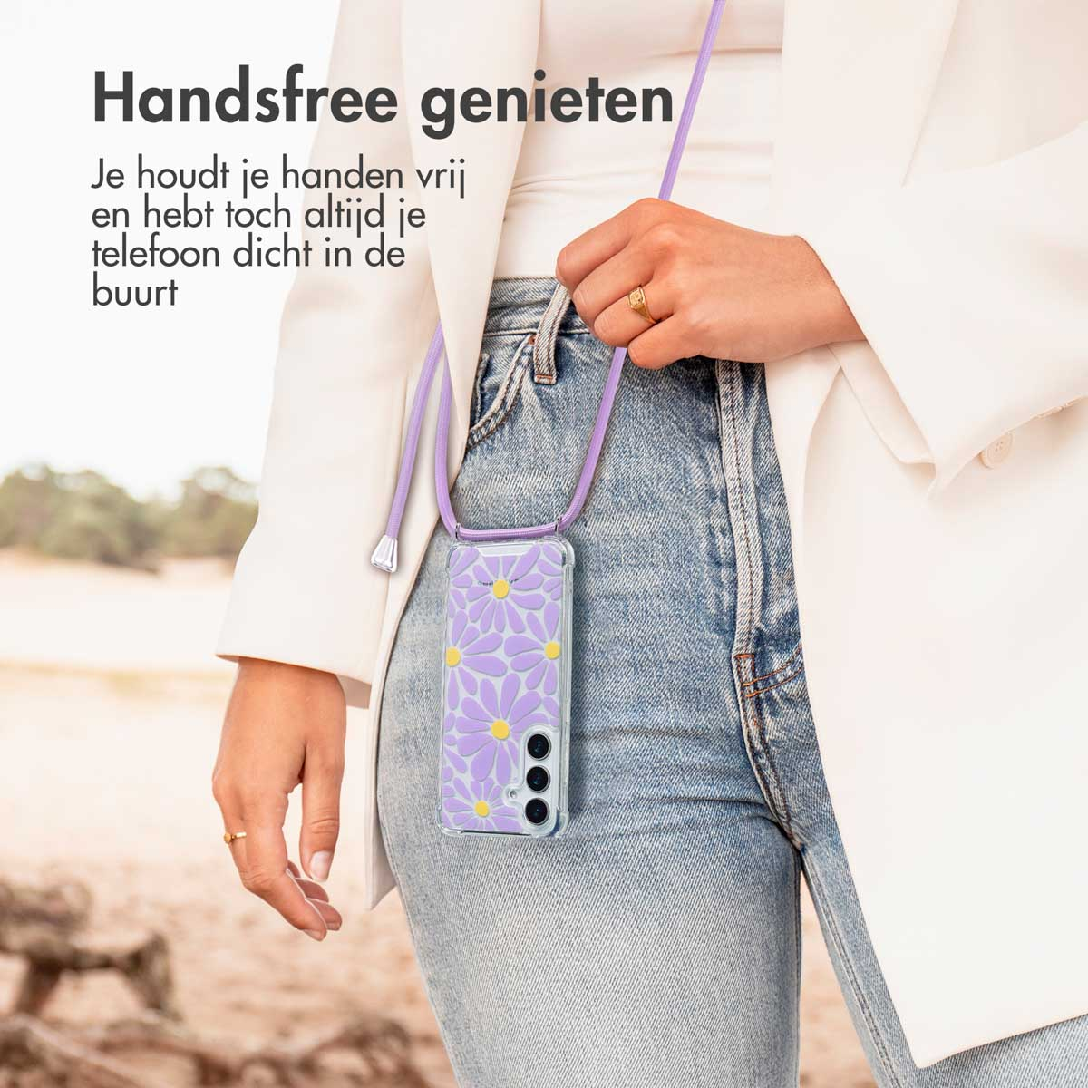 Een vrouw houdt een telefoon in een paarse madeliefjeshoes. Een paars koord om haar nek.