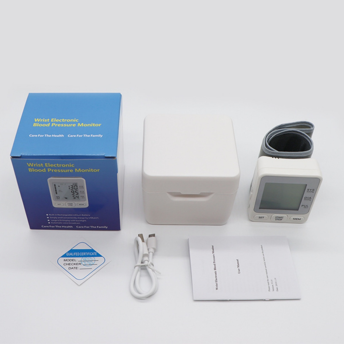 Handgelenk-Blutdruckmessgerät-Set mit Box, weißem Gehäuse, Handbuch, USB-Kabel. Auf weißer Oberfläche.