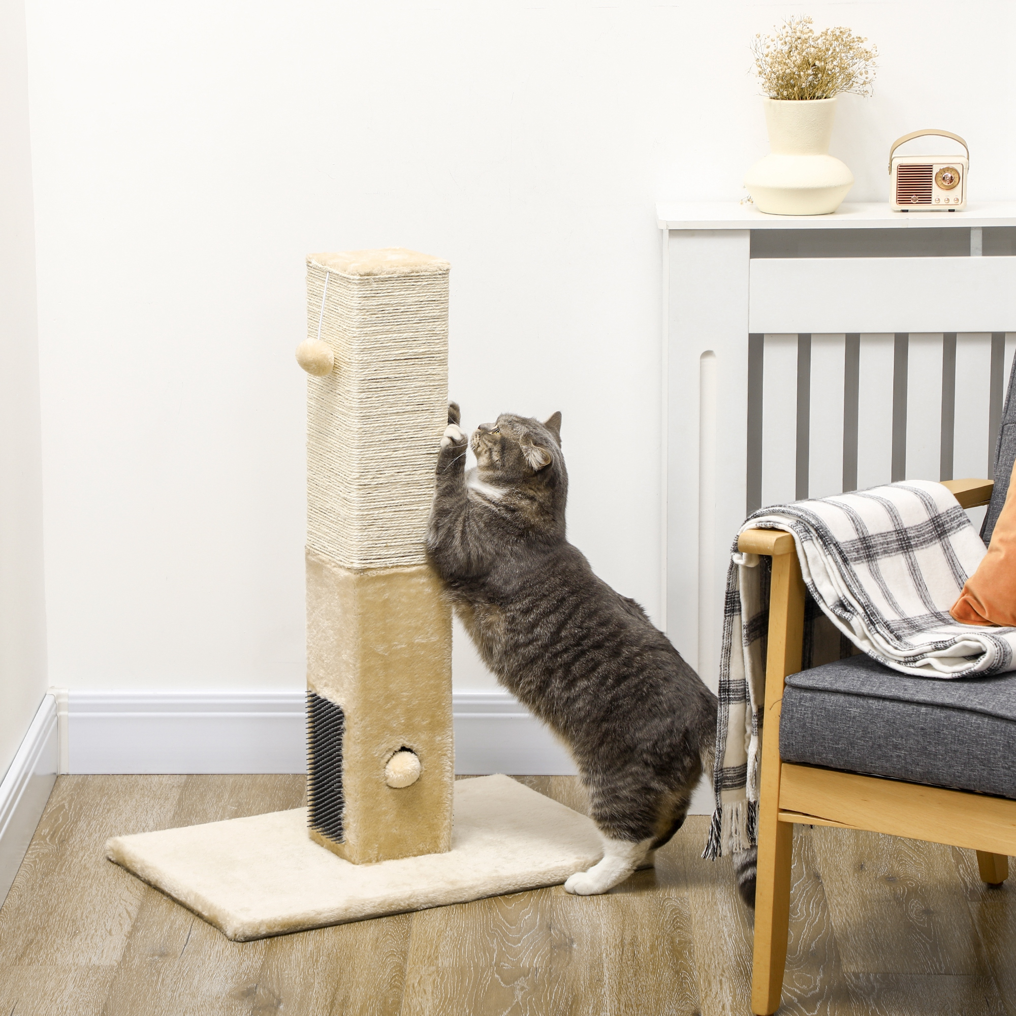 Un gato está rascando un árbol para gatos beige. Hay artículos de decoración en el fondo.