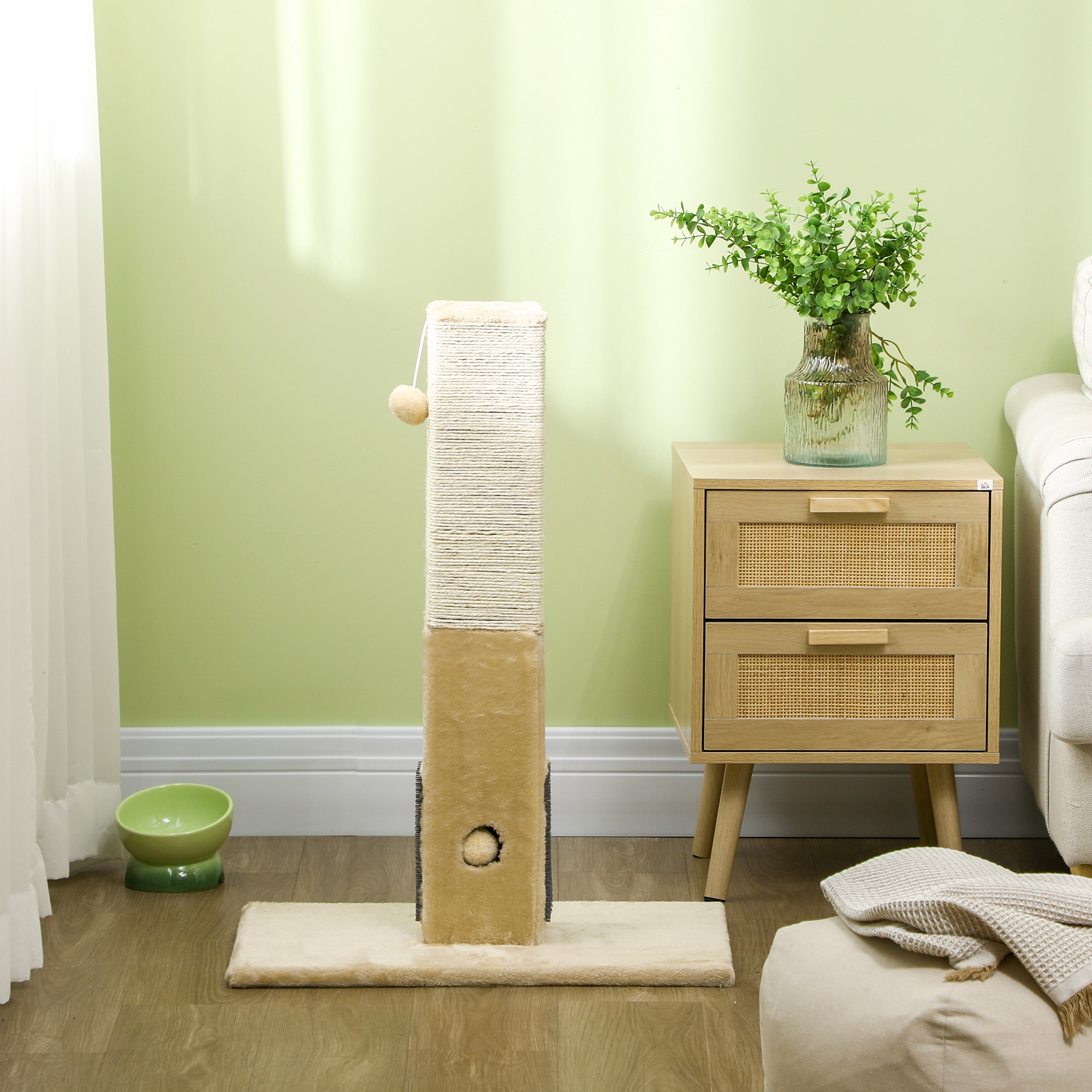 Un rascador para gatos con poste rascador beige, bola, cuenco y mesita con planta.