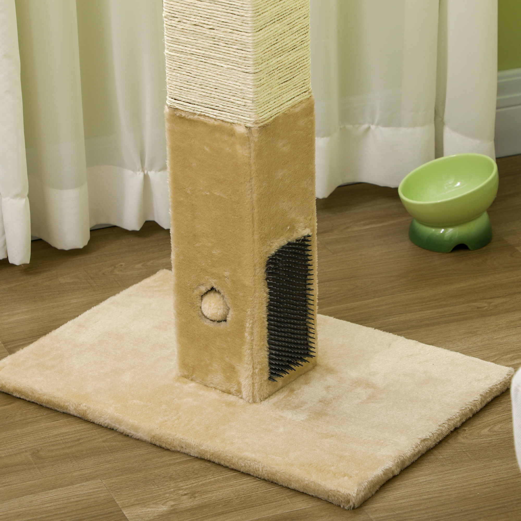 Rascador con cepillo y cuenco, color beige.