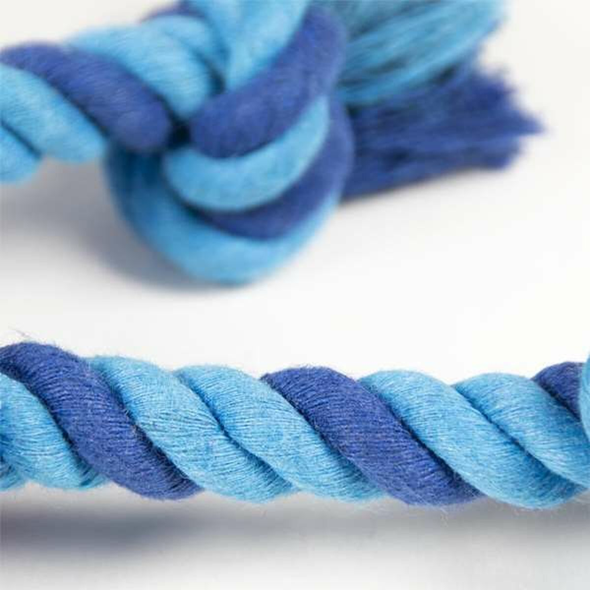 Corda blu bicolore. La corda è attorcigliata con diverse tonalità di blu.