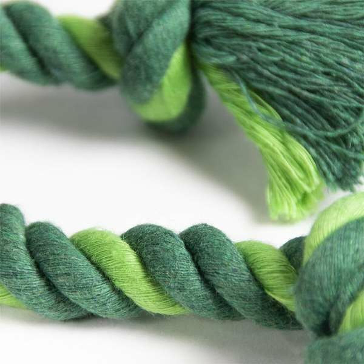 Corda verde e verde chiaro. La corda è attorcigliata con diverse tonalità di verde.