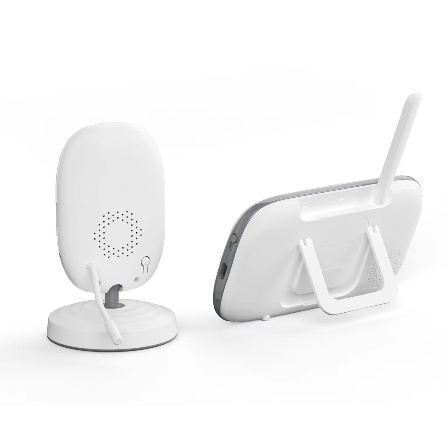 Zwei weiße Babyphone, eines mit Antenne, auf einer weißen Oberfläche.