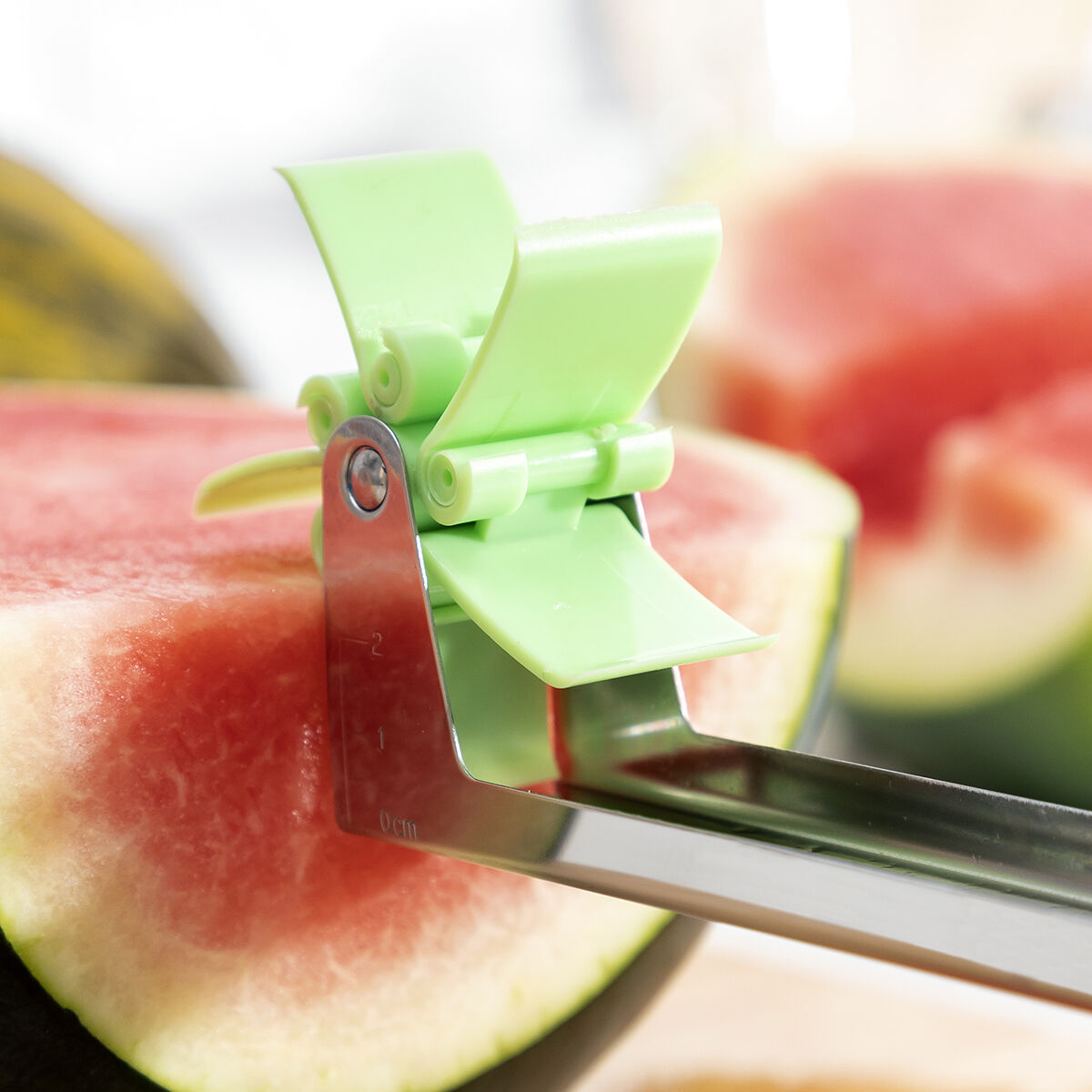 Wassermelonenschneider mit grünem Griff und Edelstahlschneiden Wassermelone.