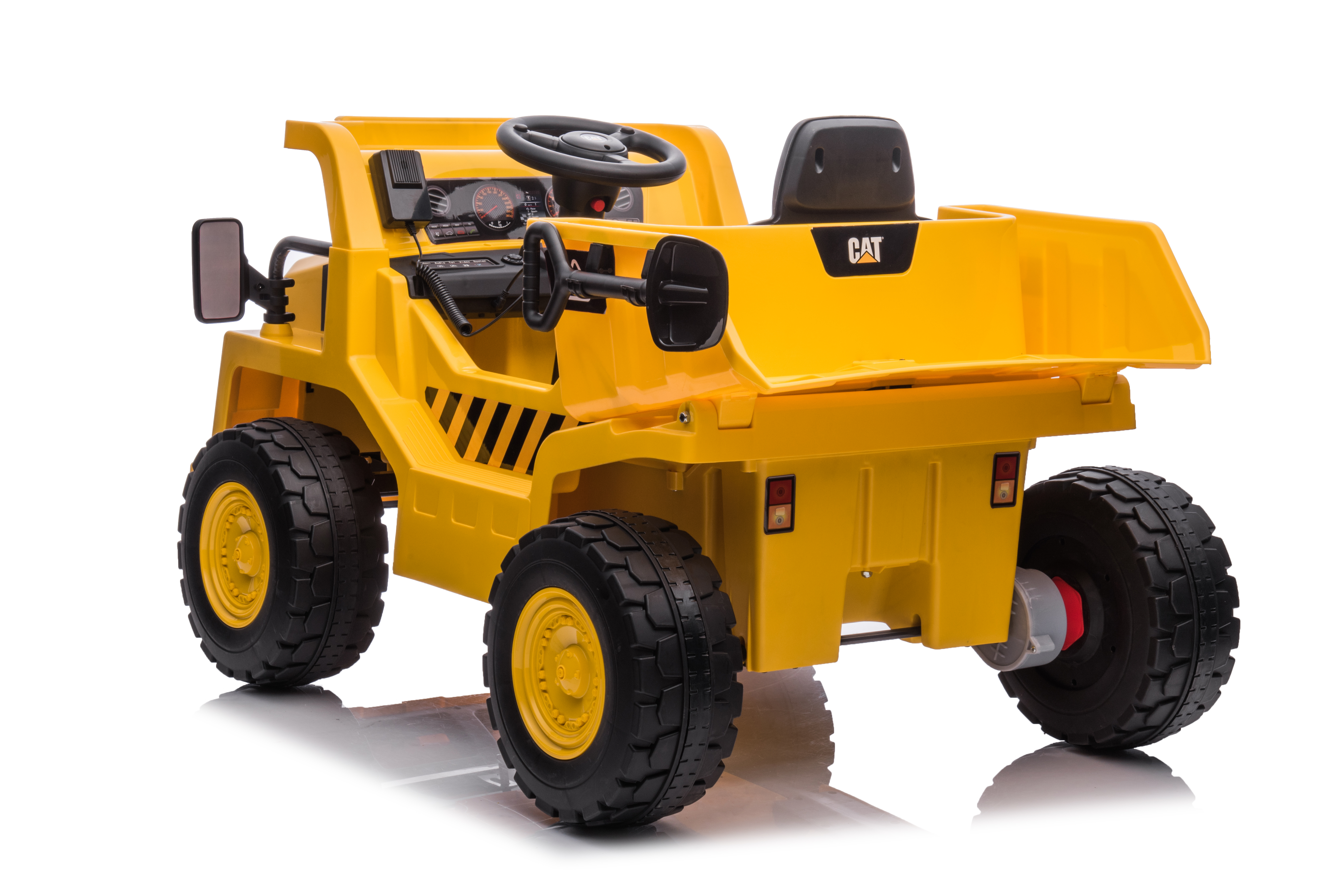 Il retro di un camion giocattolo CAT giallo con pneumatici neri su sfondo bianco.
