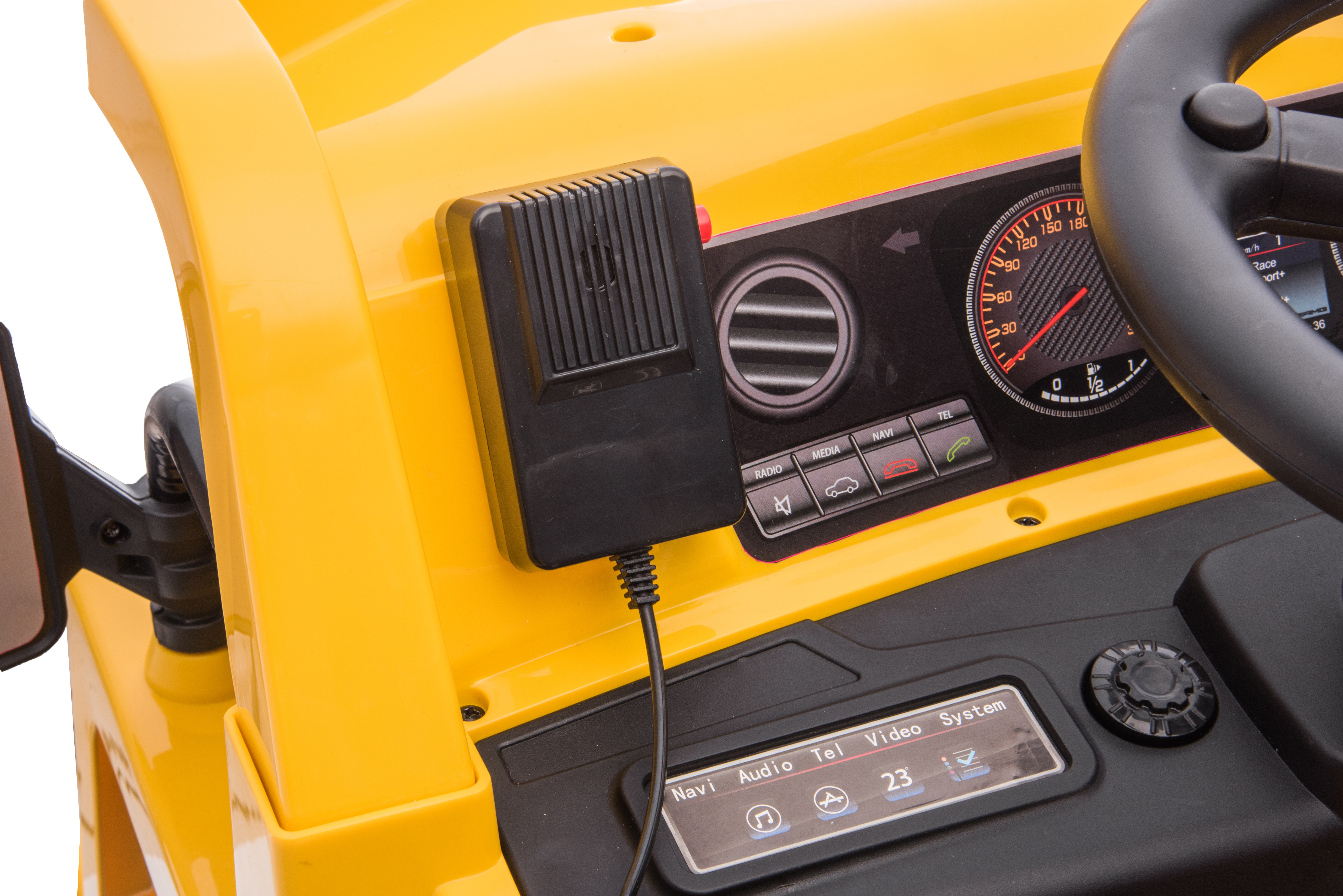 Cruscotto di un camion giocattolo CAT giallo. Dettagli neri e gialli.