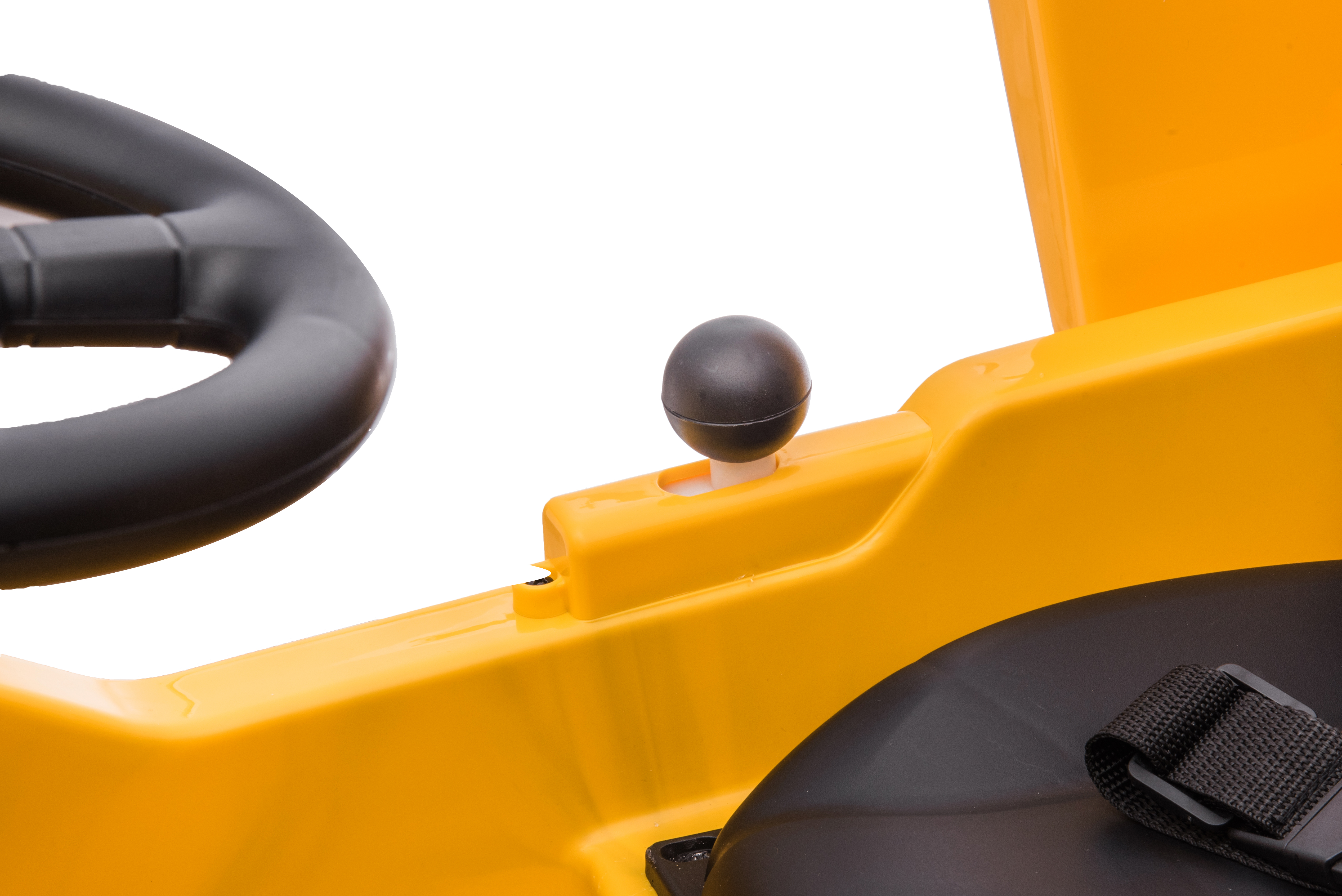 Un primo piano del cruscotto di un'auto giocattolo gialla con un volante nero.
