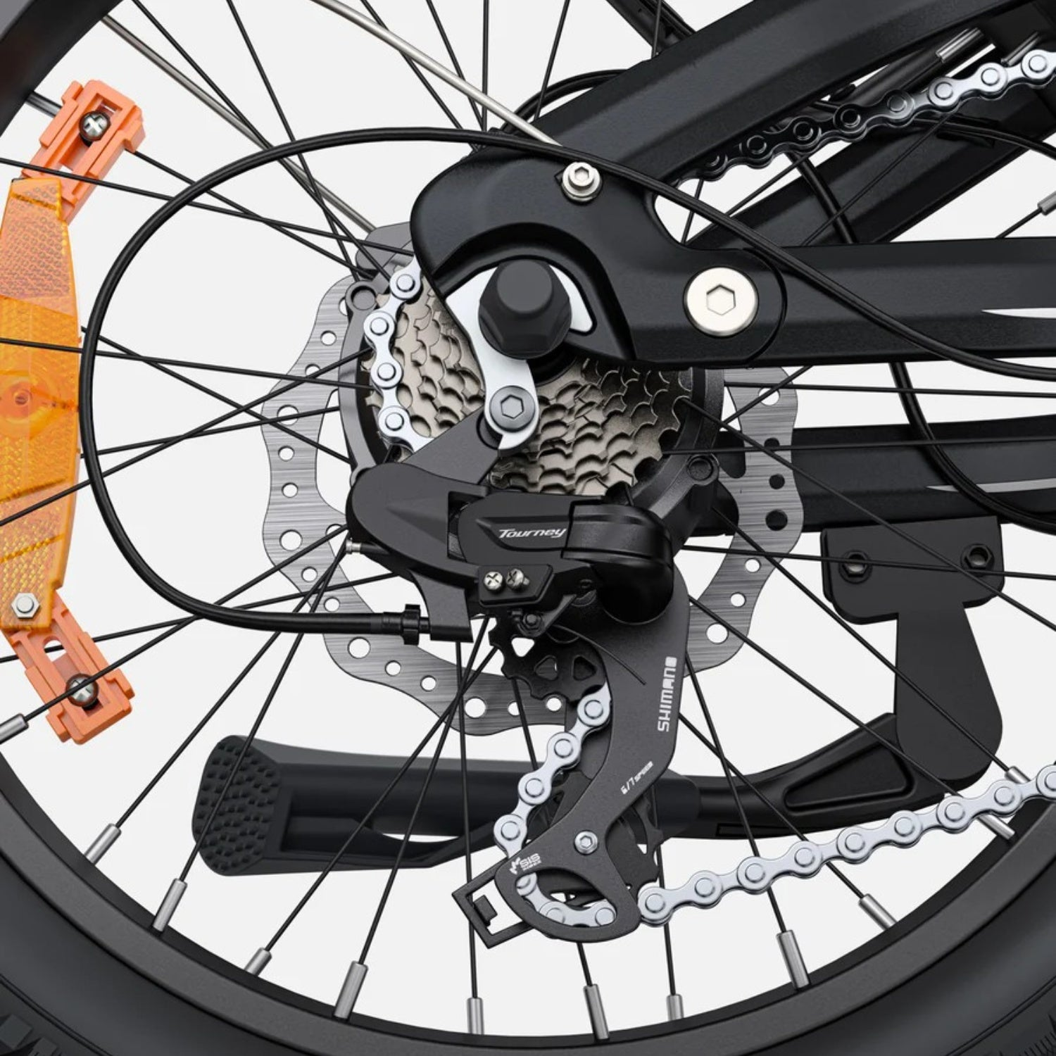 Primer plano de una rueda de bicicleta con múltiples piezas. La rueda es negra con detalles plateados.