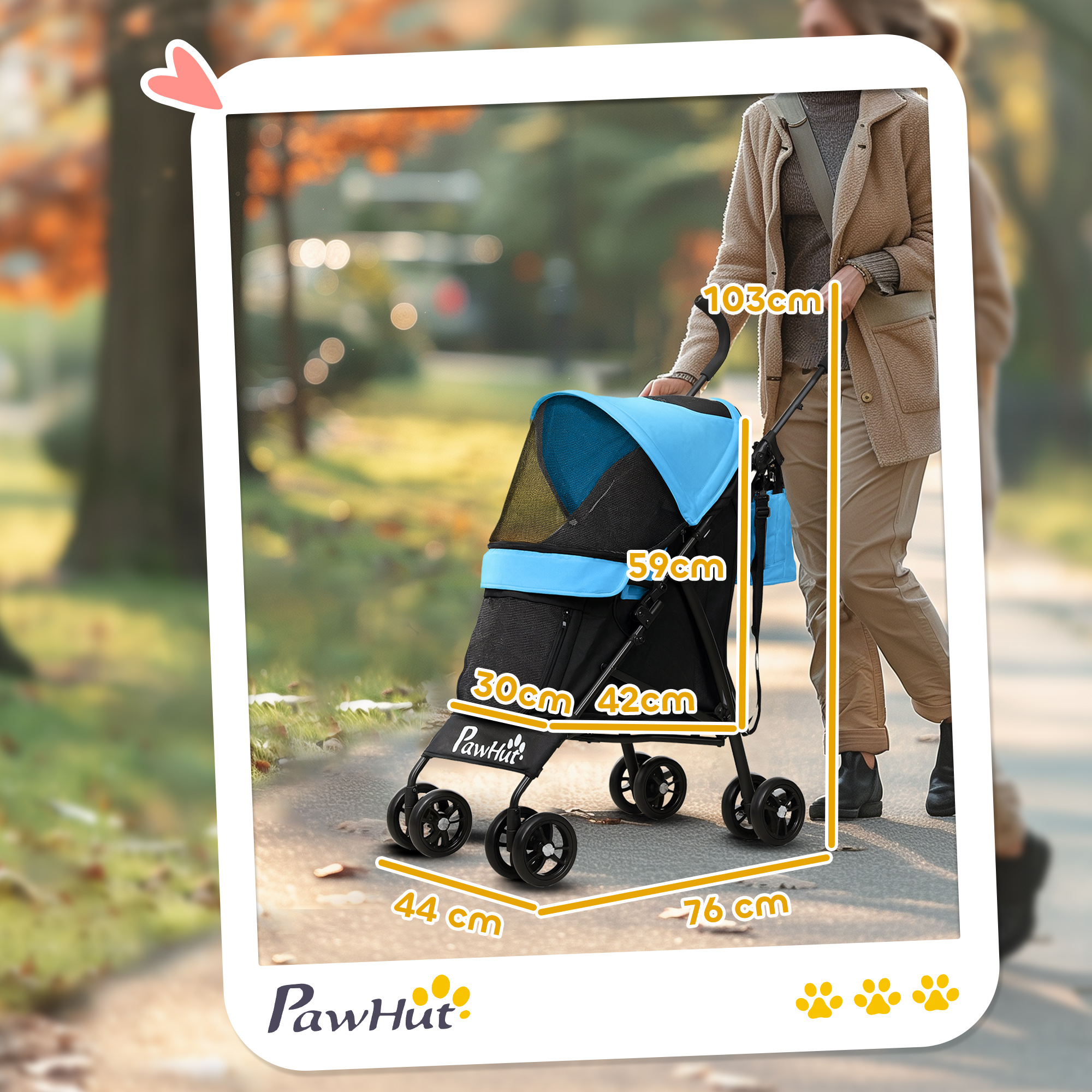 La imagen muestra las dimensiones de un cochecito negro y azul para mascotas con una mujer caminando junto a él.