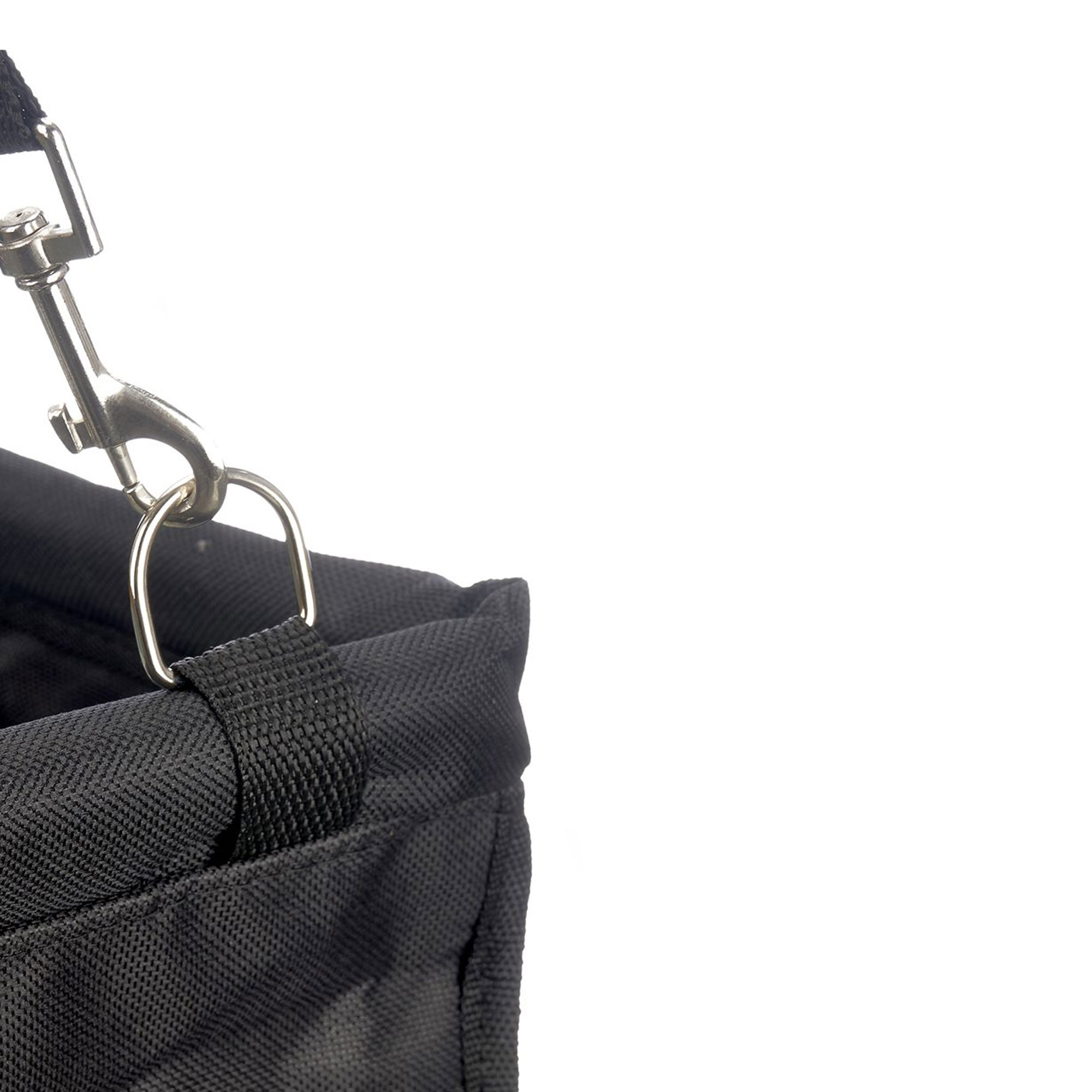 Primer plano de la correa y el anillo del asiento de coche negro para mascotas. Fondo blanco.