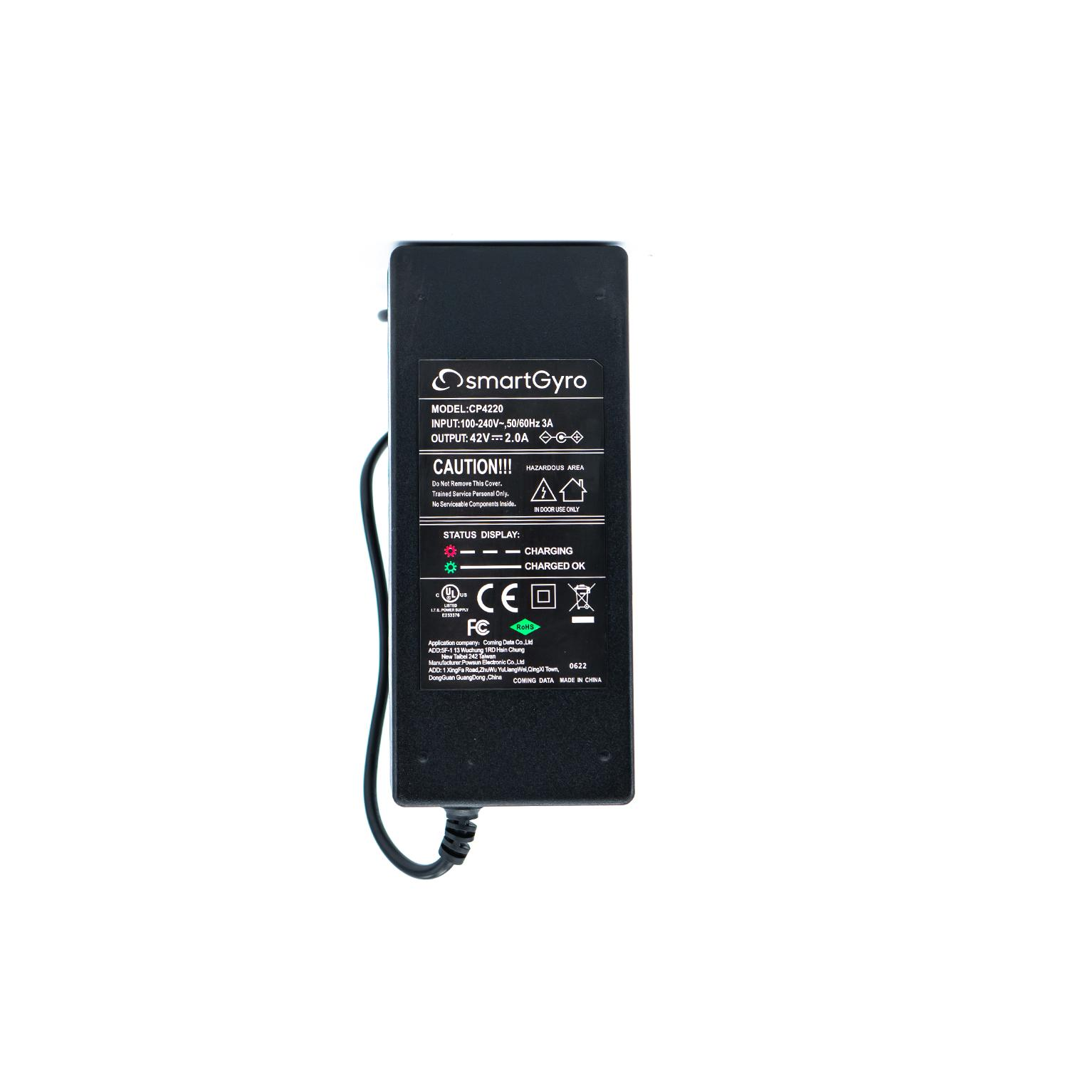 Cargador SmartGyro negro, etiqueta con detalles técnicos. Fondo blanco.