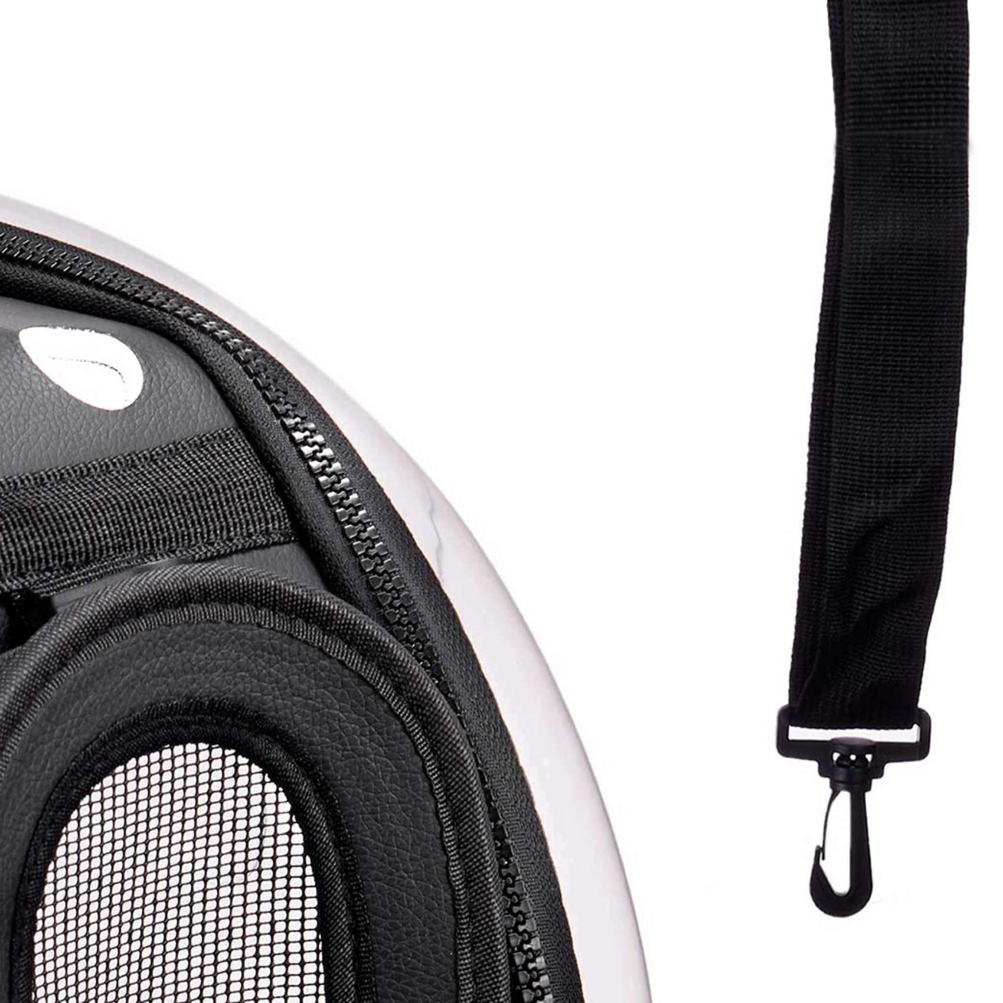 Primer plano de transportín para mascotas con detalles negros, ventana de malla y cremallera.