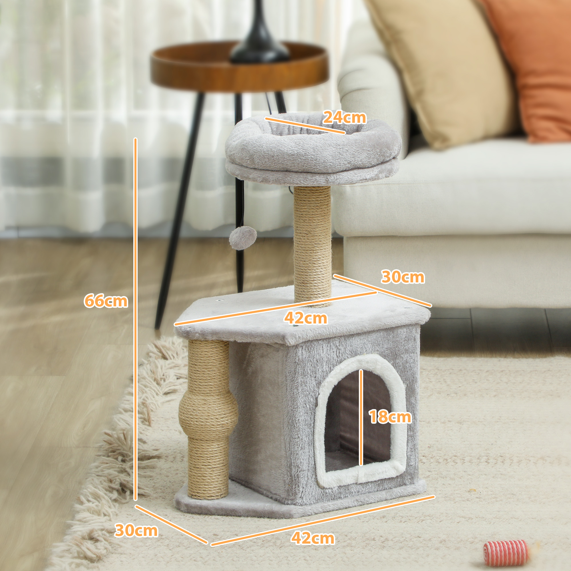 Árbol para gatos gris con dimensiones etiquetadas en centímetros, rodeado de muebles y decoración del hogar.