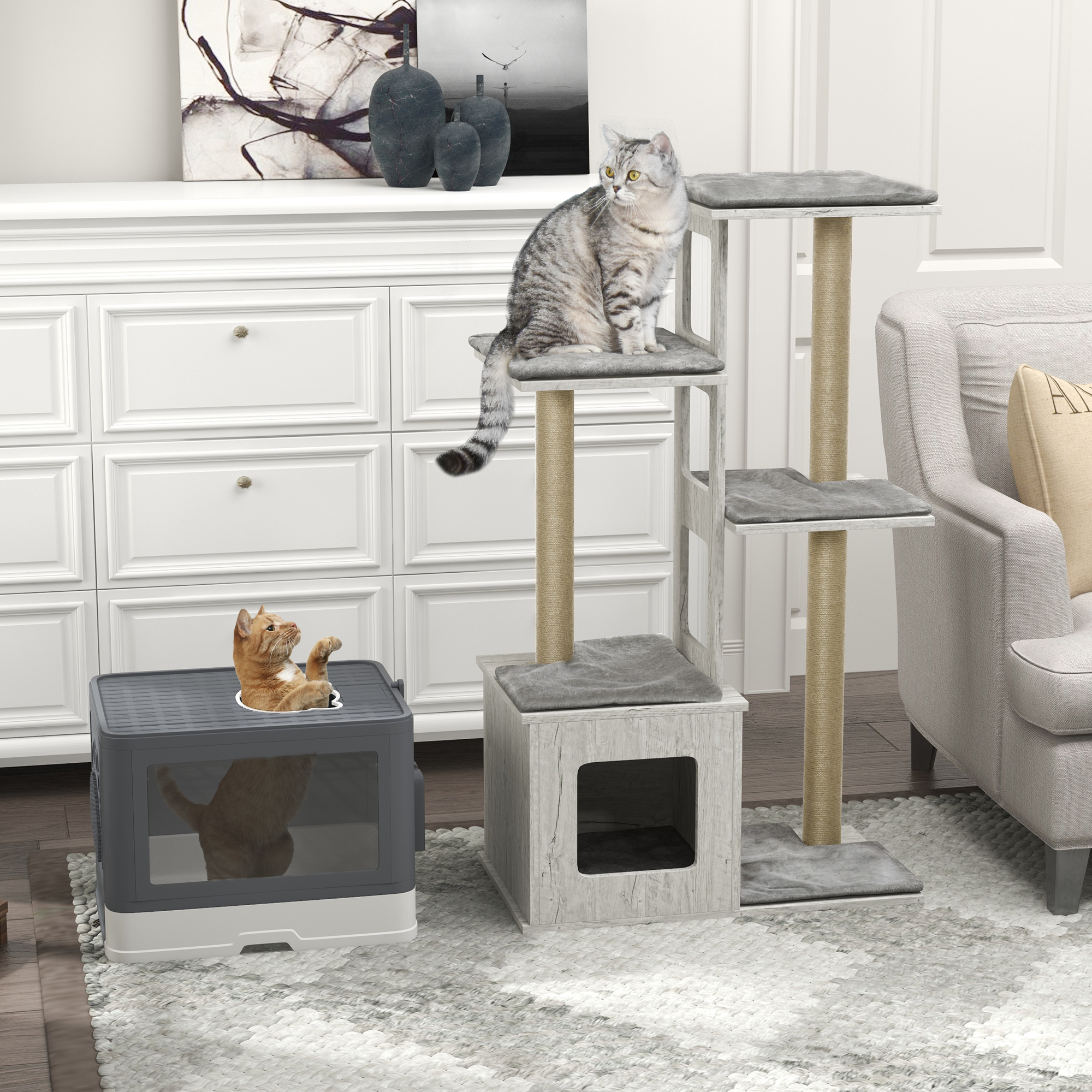 Una caja de arena gris para gatos con un gato dentro y un árbol para gatos gris con un gato encima en una habitación decorada.