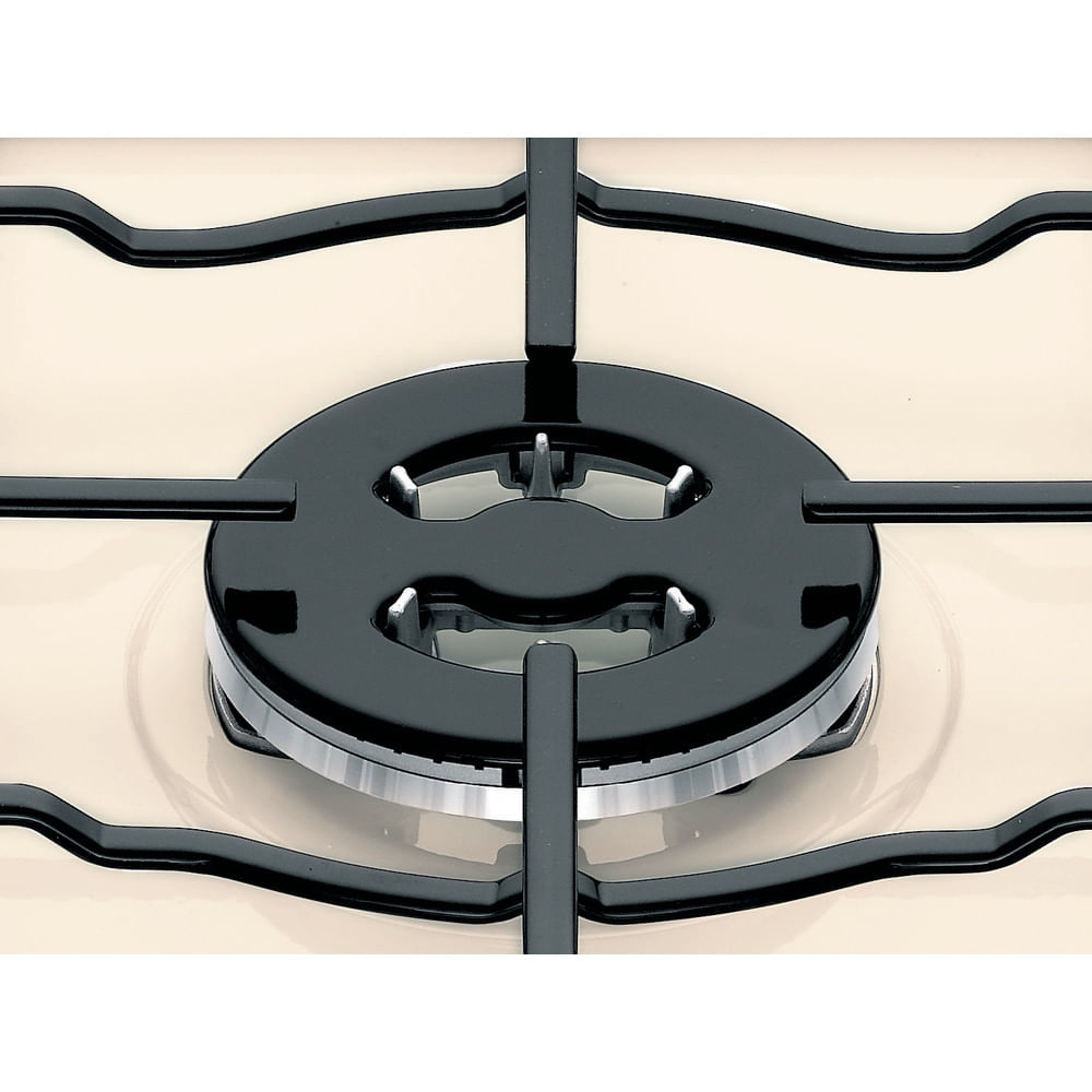 Zbliżenie na palnik na kremowej płycie gazowej. Ruszt czarny, palnik czarno-srebrny.