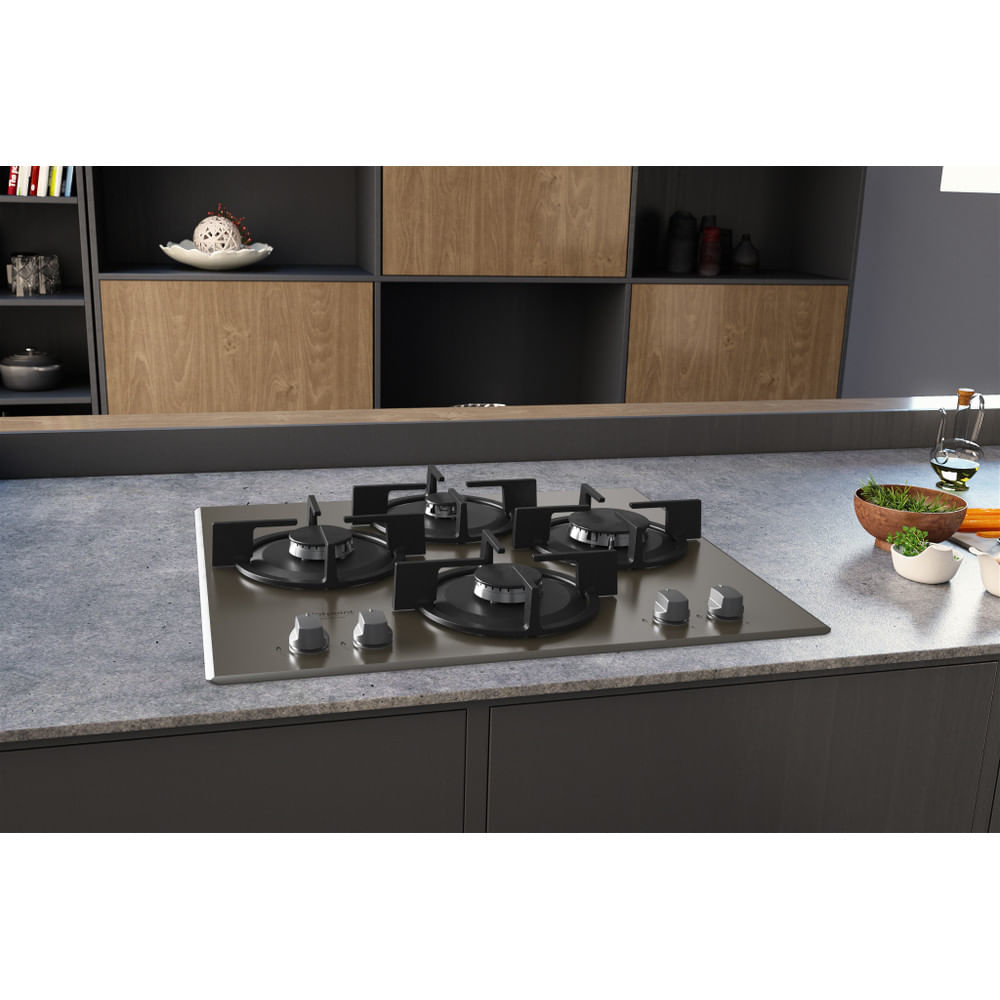 Encimera de cocina con placa de gas. Armarios y accesorios al fondo. La placa está sobre la encimera.