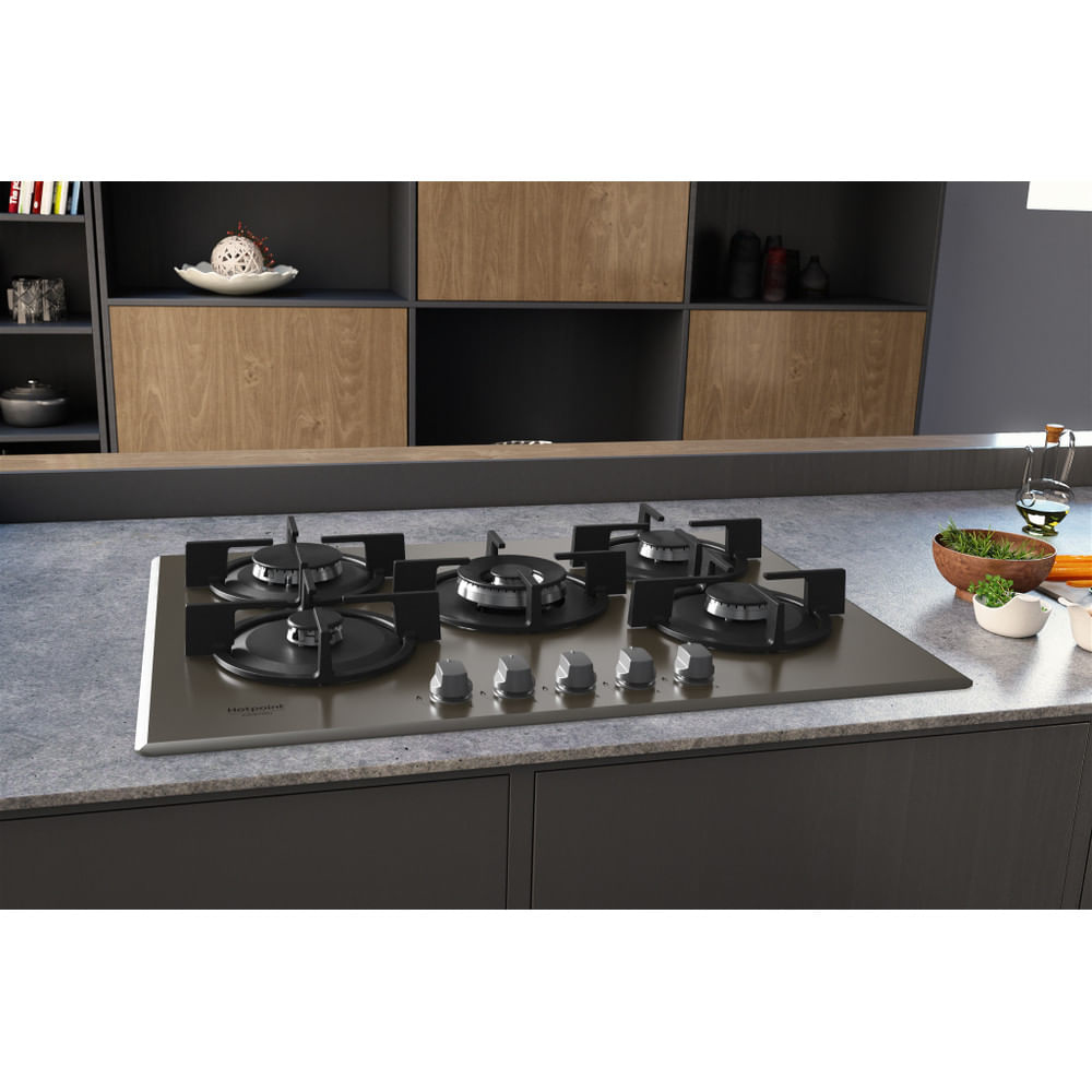 Kuchnia z płytą gazową. Jest pięć palników. Składniki na blacie. Płyta ze stali nierdzewnej.