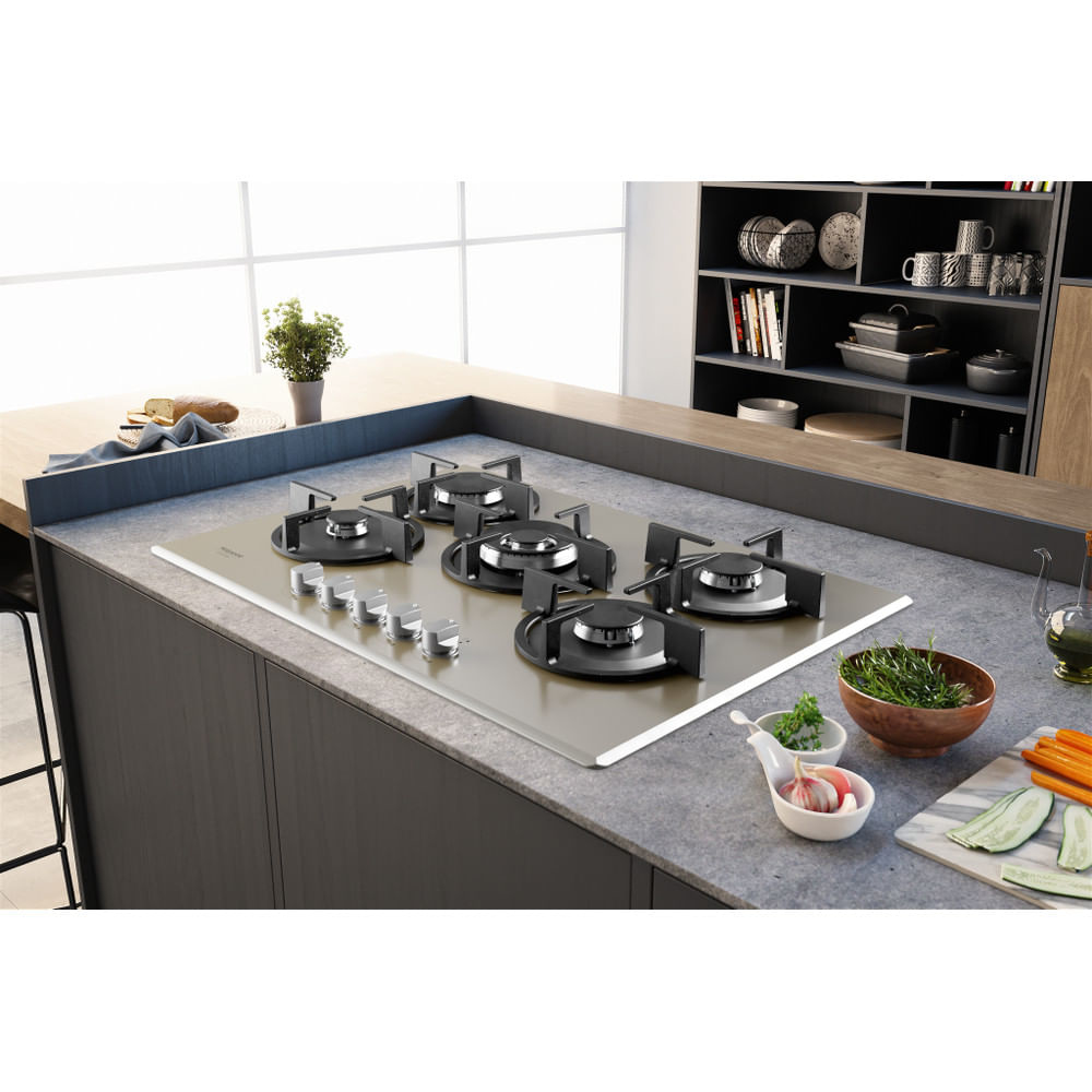 Blat kuchenny z płytą gazową, z warzywami i miskami z boku. Ustawienie kuchni.