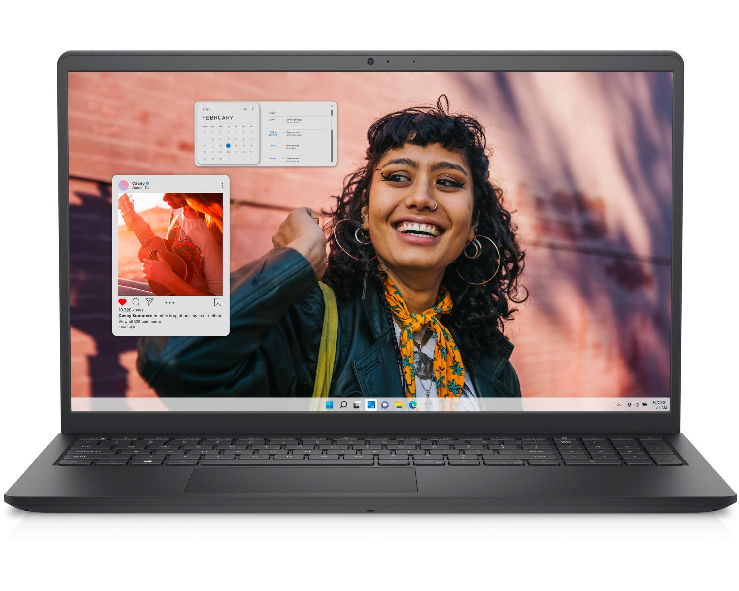 Una persona sorridente, che guarda il laptop. Il laptop mostra post sui social media e un calendario.
