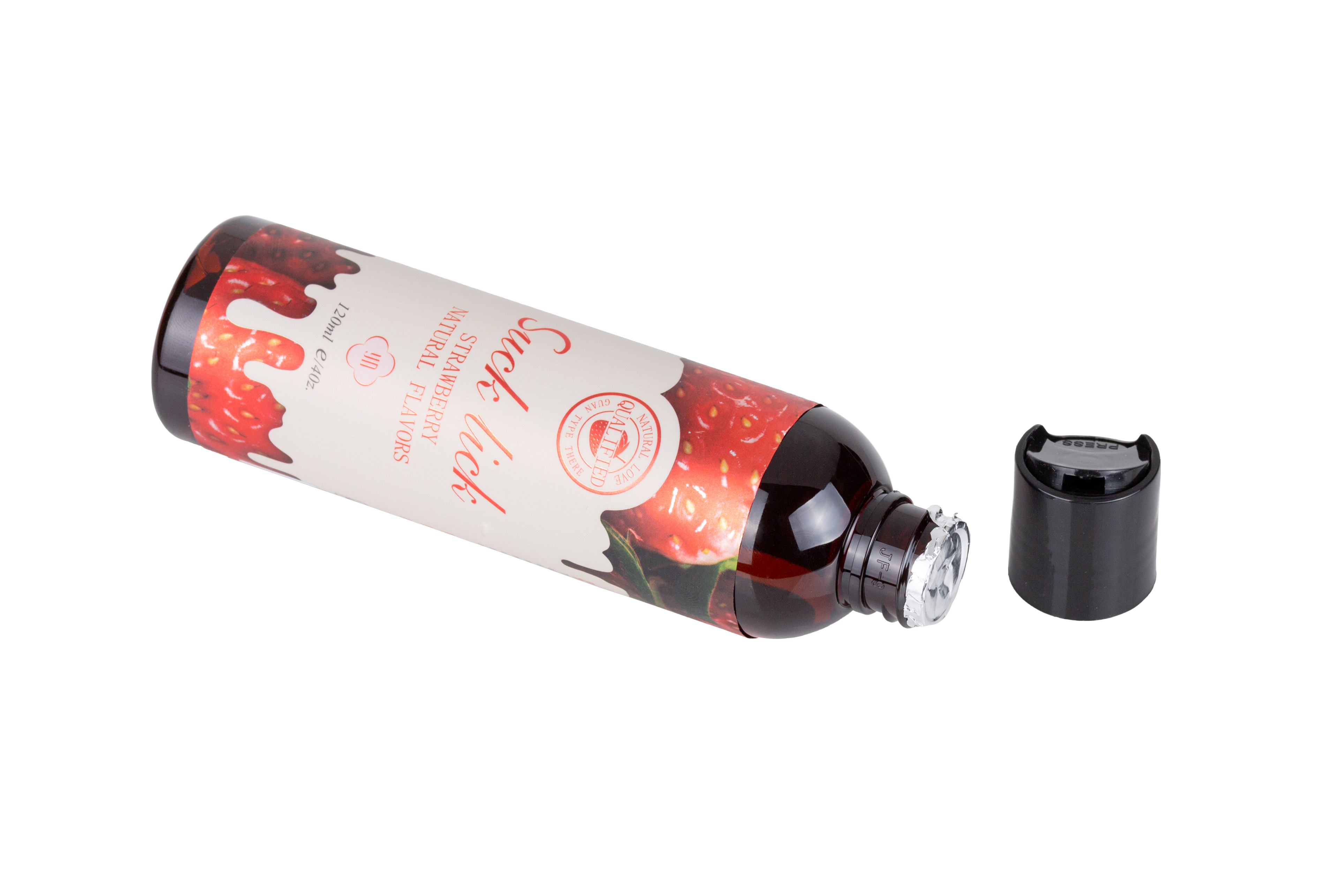 Una botella de lubricante con sabor a fresa, con tapón negro. La botella está inclinada sobre una superficie blanca.