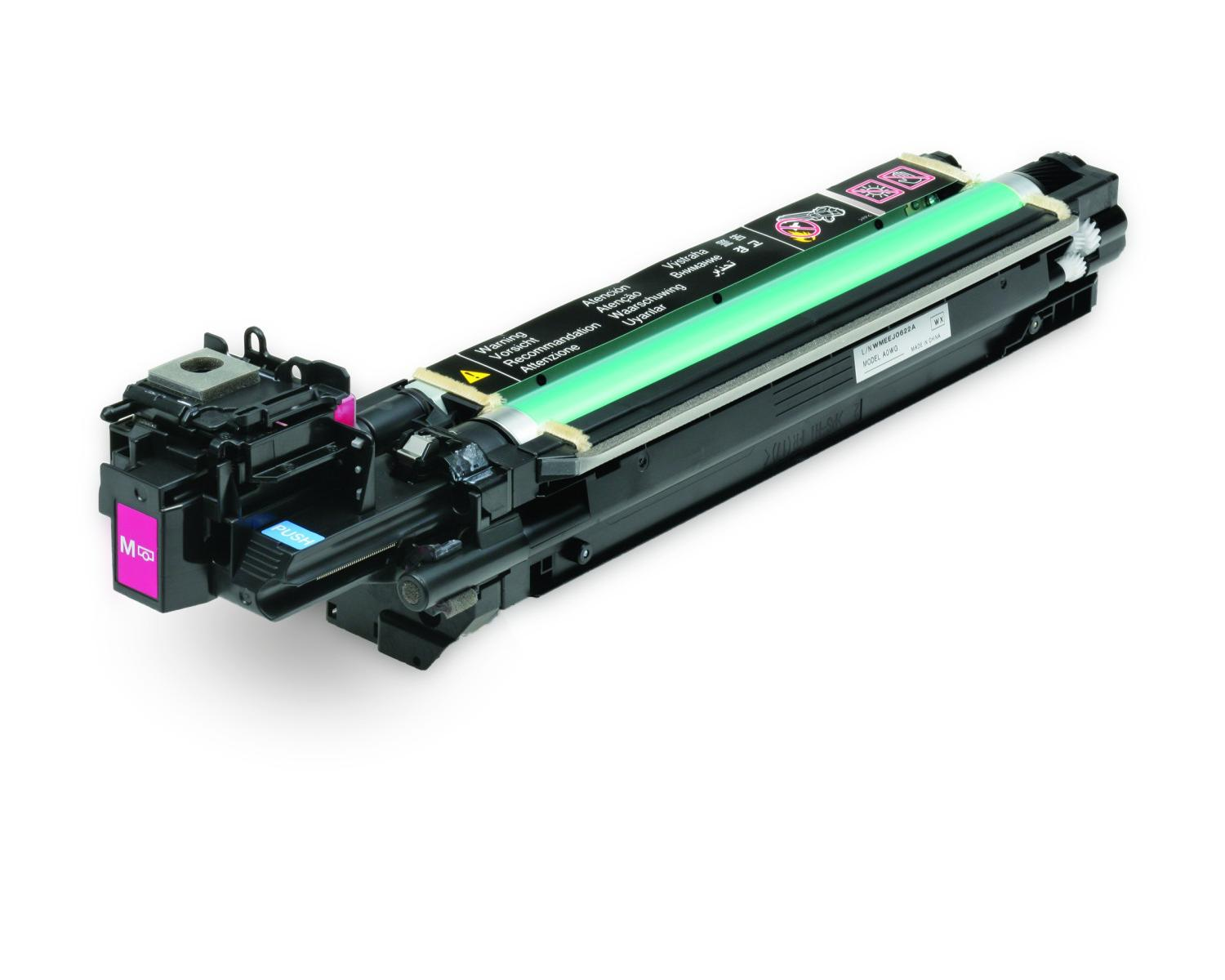 Cartuccia di inchiostro Epson magenta con parti nere e verdi. Sfondo bianco.
