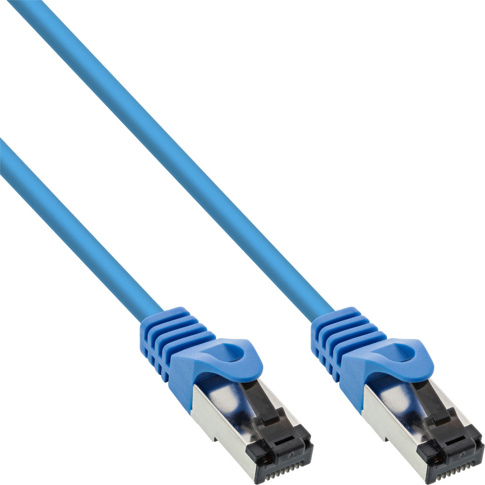 Twee blauwe netwerkkabels met blauwe connectoren op een witte achtergrond. De connectoren hebben zilveren uiteinden.
