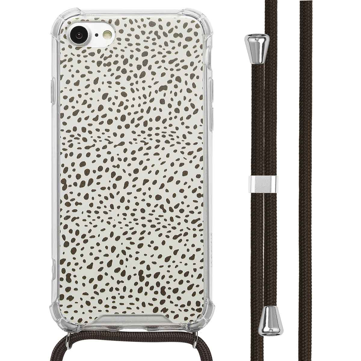 Een telefoonhoesje met een witte achtergrond en bruine vlekken. Het heeft een bruin koord.