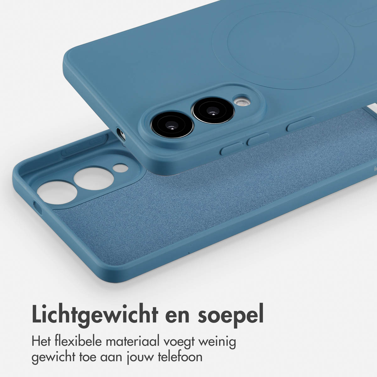 Een telefoonhoesje, blauw met een gladde textuur, is op een ander hoesje geplaatst. Tekst: Lichtgewicht en soepel.