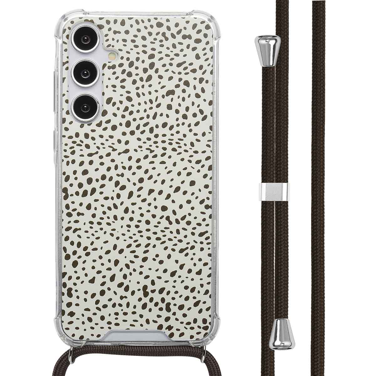 Un étui de téléphone avec un motif dalmatien et une sangle marron est affiché. Le téléphone est droit. La sangle est noire et argentée.