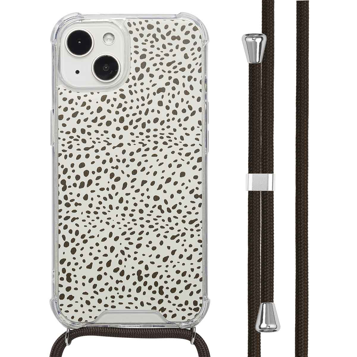 Een telefoon in een hoesje met een dalmatiërpatroon wordt getoond. De telefoon staat rechtop. Er zit een bruin bandje aan vast.