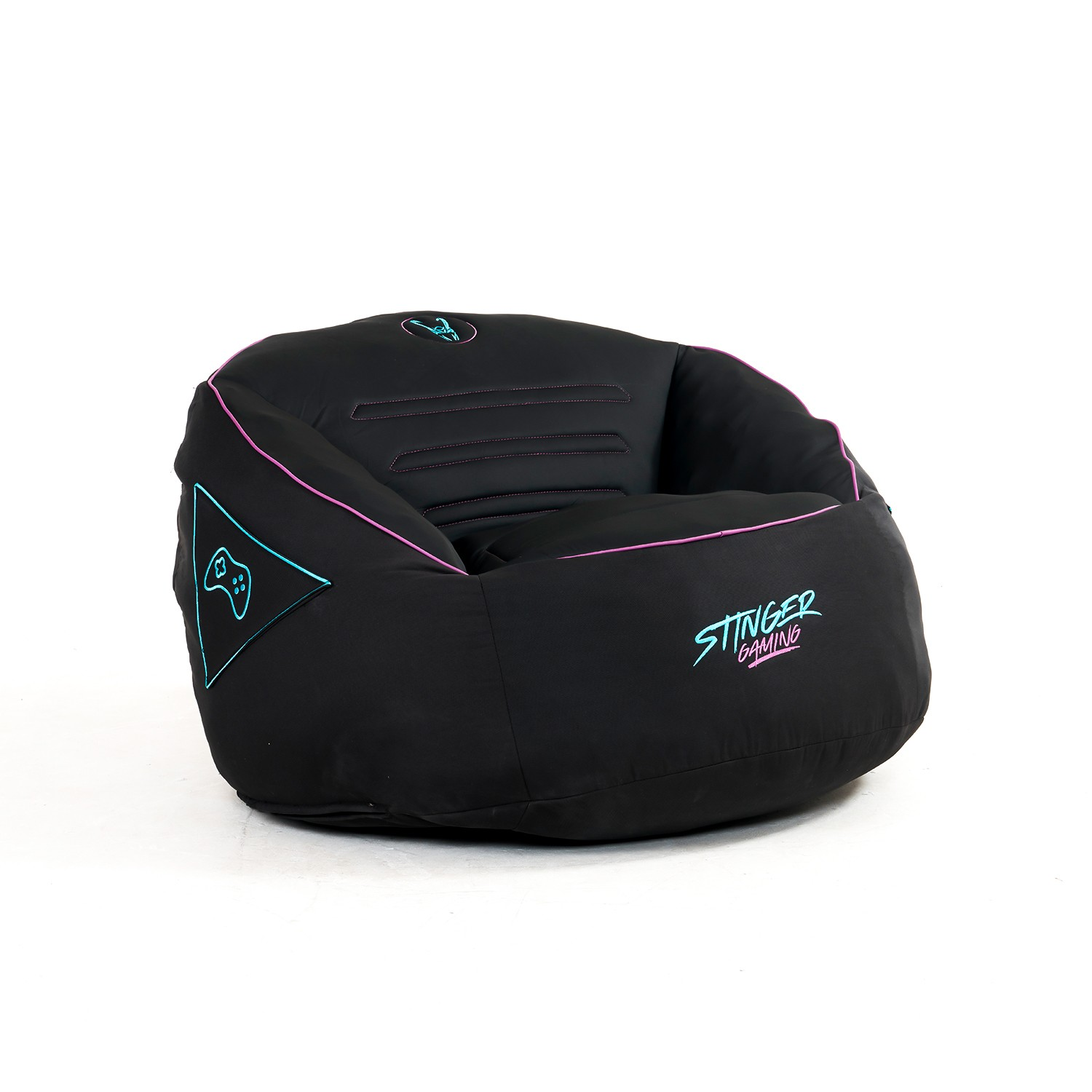 Puf gaming negro, logo Stinger Gaming, detalles rosa y azul, suelo blanco.