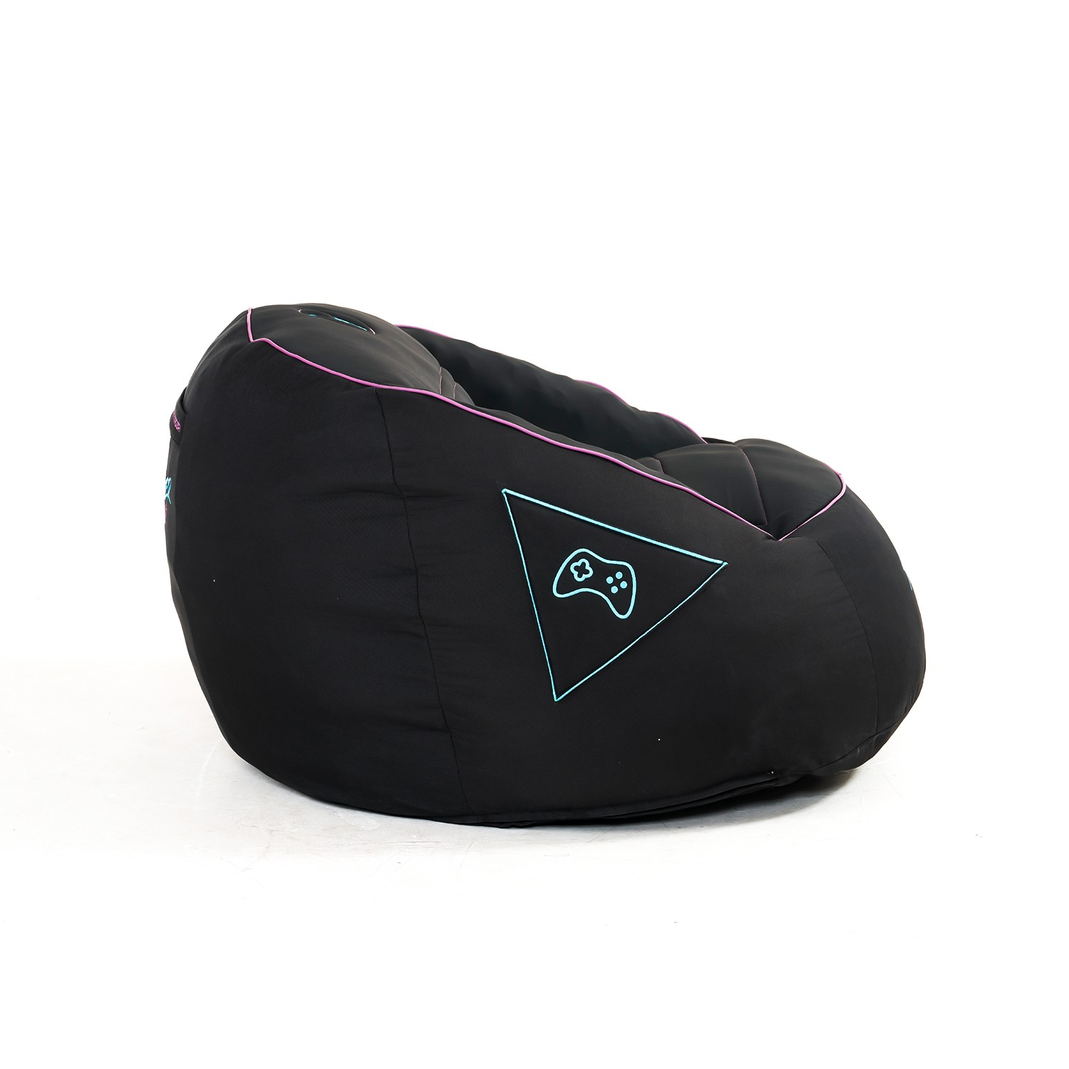 Silla puf negra con un diseño triangular con un controlador. Acentos rosas y azules en los lados.