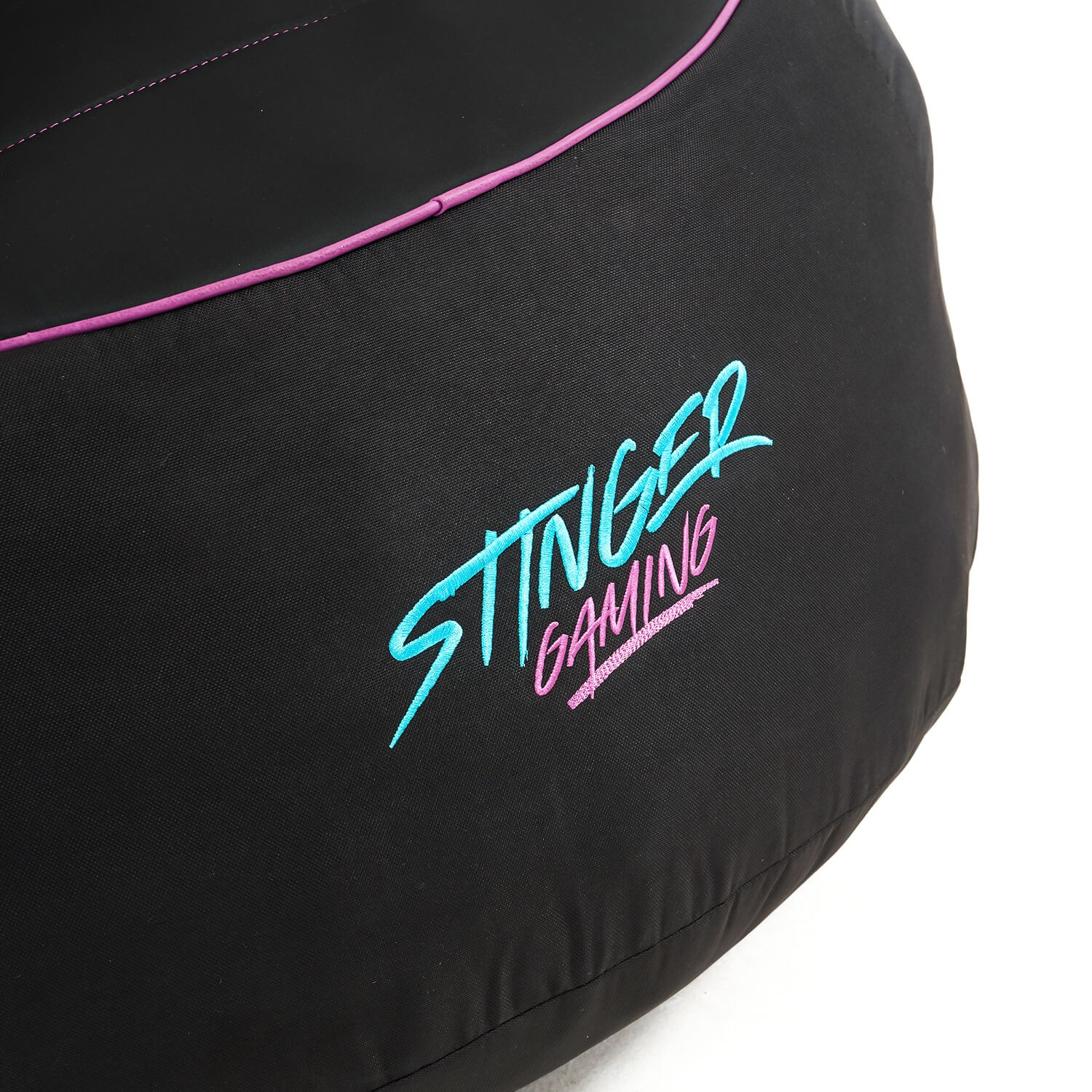 Primer plano del puf gaming negro, logo Stinger Gaming en azul y rosa.