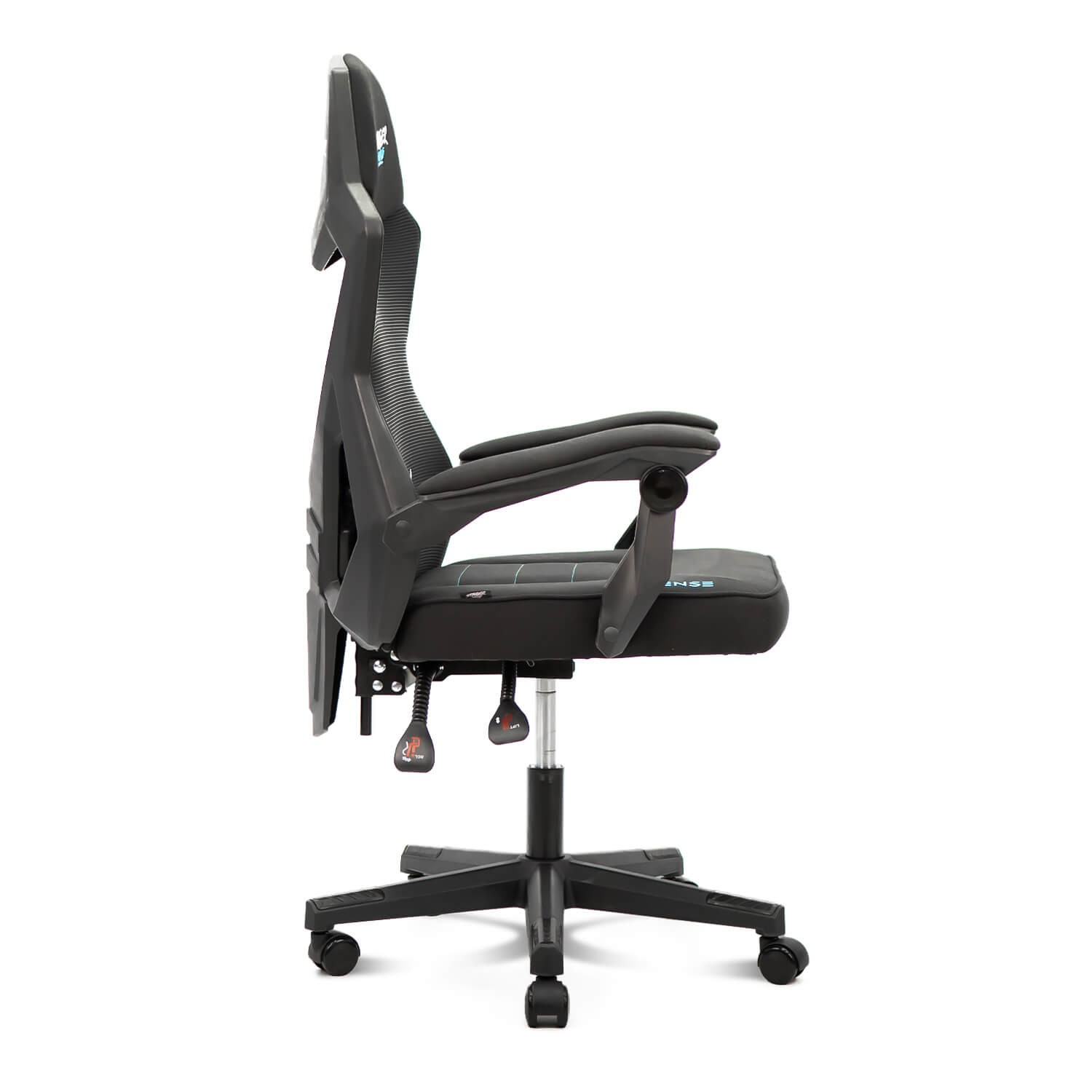 Silla gaming desde el lado. Silla negra con detalles azules. La silla está inclinada hacia atrás.