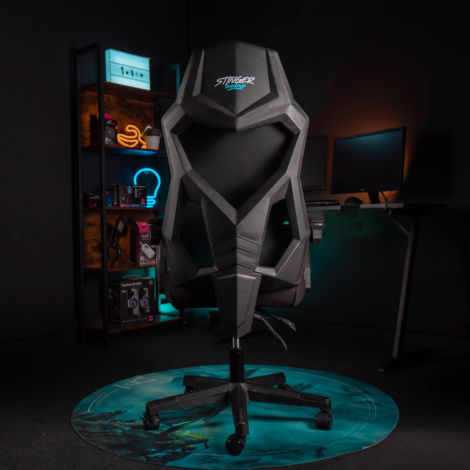 Silla gaming negra en habitación oscura con luces neón y accesorios gaming.