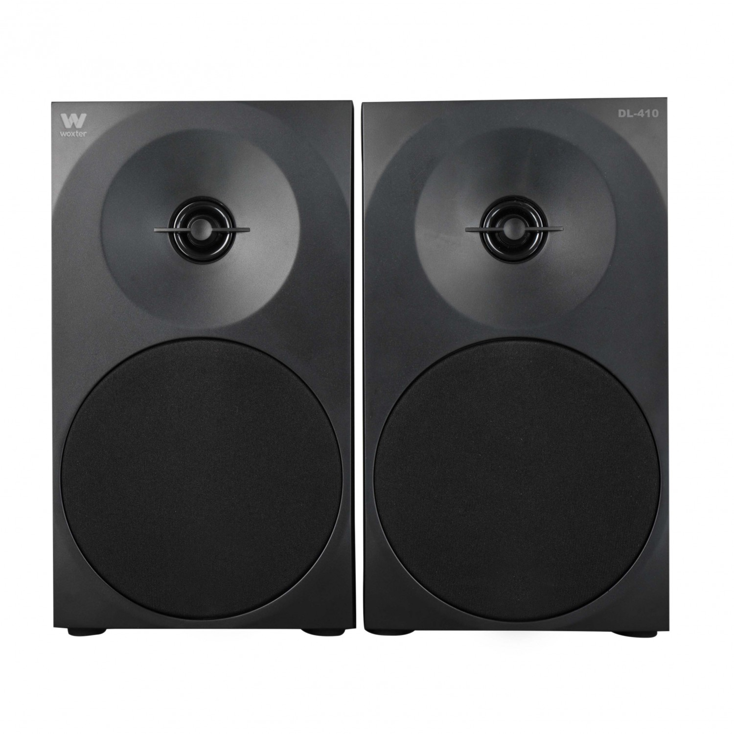 Par de altavoces negros. Cada altavoz tiene un altavoz circular y un pequeño logotipo 'W'.